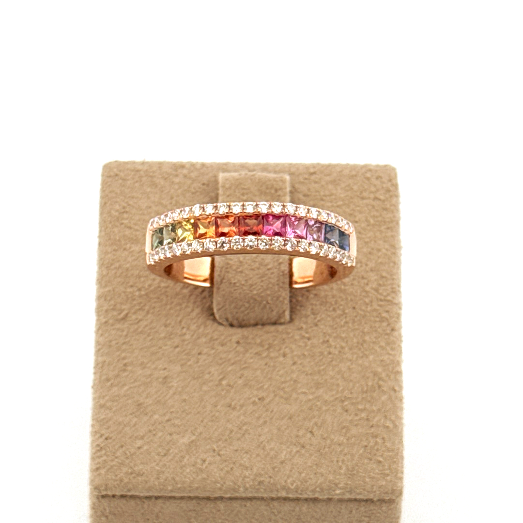 De 18krt Rose Gouden Regenboog Ring is een verfijnd sieraad met 18-karaats roségoud en prachtige saffieren van totaal 0,98 karaat en briljanten in SI1-puurheid en G-kleur. Met een elegante prinsessenslijpvorm, is de ring maat 55 perfect voor dagelijkse elegantie of speciale gelegenheden. Draag hem solo voor een verfijnde look of combineer met andere sieraden voor extra glamour.