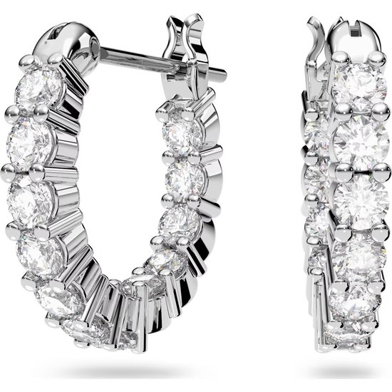 Deze steekoorbellen van Swarovski zijn een prachtig, tijdloos sieraad. Beide ringoorbellen zijn bezet met tal van sprankelende witte kristallen die hun aantrekkelijke look versterken met een subtiele glans. Deze oorbellen kunnen het best worden gedragen met bijpassende kettingen en armbanden, en zijn een prachtig cadeau voor informele gelegenheden.