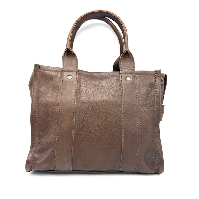Beardesign Kleine Tote Bag – Stijlvol, Praktisch en Veelzijdig

Ontdek de perfecte combinatie van stijl en functionaliteit met deze kleine tote bag van Beardesign. Deze elegante tas is ideaal voor dagelijks gebruik dankzij het compacte formaat en het slimme ontwerp. Gemaakt van hoogwaardige materialen, straalt de tas klasse en duurzaamheid uit.

De tas is voorzien van een lange, afneembare schouderriem, waardoor je haar zowel in de hand als crossbody of over de schouder kunt dragen – ideaal voor onderweg. De binnenkant is praktisch ingedeeld met een hoofdvak, een binnenritsvak en twee steekvakken voor het overzichtelijk opbergen van je essentials zoals telefoon, sleutels of make-up.

Afmetingen:

Hoogte: 23 cm

Breedte: 29 cm

Diepte: 10 cm

Of je nu naar je werk gaat, een dagje uit bent of een avondje weg, deze Beardesign tote bag is jouw stijlvolle en praktische metgezel.

Kenmerken:

Merk: Beardesign

Lange, afneembare schouderriem

Hoofdvak met ritssluiting

Binnenritsvak en twee steekvakken

Compact en toch ruim ingedeeld

Tijdloos en elegant design

Beardesign staat bekend om zijn ambachtelijke afwerking en oog voor detail – en dat zie je terug in elke tas. Voeg deze must-have tote bag toe aan je collectie en ervaar het gemak van stijlvol georganiseerd zijn.