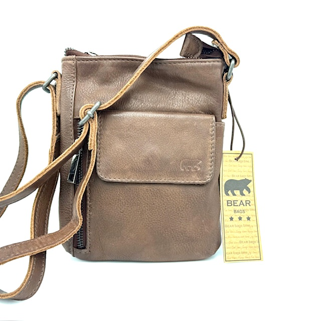 Davide Crossbody Tas – Brown
De Davide crossbody tas combineert stijl en functionaliteit in een compact ontwerp. Uitgevoerd in een elegante roze kleur, is deze tas perfect voor dagelijks gebruik of een avondje uit.

Aan de voorzijde bevindt zich een handige klep met ritssluiting voor extra veiligheid, terwijl de achterzijde is voorzien van een blinde sluiting – ideaal voor snelle, veilige toegang. De verstelbare schouderriem zorgt voor optimaal draagcomfort, afgestemd op jouw voorkeur.

Binnenin biedt de tas één ruim hoofdvak, aangevuld met een ritsvak en meerdere steekvakken, ideaal om pasjes en kleine essentials overzichtelijk op te bergen.

Afmetingen:
Hoogte 20cm x breed 16cm x diep 4cm
