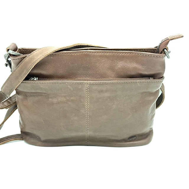 BearDesign Ashley Crossover Tas – Cow Lavato Leer – Cognac – Lichtgewicht & Veelzijdig

De BearDesign Ashley crossover tas is een stijlvolle en veelzijdige tas, gemaakt van soepel en duurzaam cow lavato leer in een warme cognac kleur. Deze lichtgewicht tas is perfect voor vrouwen die op zoek zijn naar een combinatie van functionaliteit en elegantie.

Dankzij de verstelbare én afneembare schouderband kun je de tas op twee manieren dragen:

Crossbody voor een casual en comfortabele look

Clutch door de schouderband te verwijderen – ideaal voor een avondje uit of een formele gelegenheid

De tas beschikt over meerdere handige vakken voor het overzichtelijk opbergen van je telefoon, sleutels, pasjes en andere dagelijkse essentials.

Belangrijkste kenmerken:

Merk: Bear Design

Model: Ashley

Materiaal: Hoogwaardig cow lavato leer

Kleur: Cognac

Lichtgewicht ontwerp

Verstelbare en afneembare schouderband

Meerdere opbergvakken

Te dragen als crossbody of clutch

Afmetingen:

Hoogte: 18 cm

Breedte: 26 cm

Diepte: 6 cm

Of je nu boodschappen doet, op citytrip bent of een avondje uitgaat – met de Ashley crossover tas van BearDesign heb je altijd stijl en gemak bij de hand.