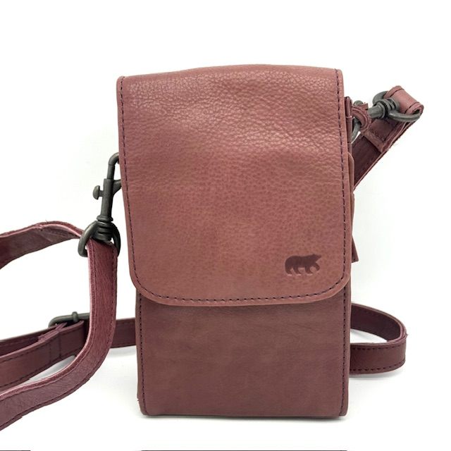 BearDesign Robbie 2.0 Schoudertas – Bordeaux
De Robbie 2.0 schoudertas van BearDesign is een stijlvolle, compacte en functionele tas voor dagelijks gebruik. Dankzij het slimme ontwerp en het tijdloze design is deze tas perfect voor zowel casual als zakelijke gelegenheden.

✔️ Verstelbare schouderriem – draag als schoudertas of crossbody
✔️ Meerdere vakken – inclusief ritsvak aan de achterkant voor extra veiligheid
✔️ Slim detail: lus om de tas aan je broekriem te hangen
✔️ Geschikt voor telefoon, pasjes, sleutels en kleine essentials
✔️ Gemaakt van hoogwaardig leer in de kleur Feather

Afmetingen:
20 cm (hoogte) x 12 cm (breedte) x 7,5 cm (diepte)

Waarom kiezen voor de Robbie 2.0?

Compact, licht en superpraktisch
Stoere, stijlvolle look met een luxe afwerking
Ideaal voor onderweg, festivals, werk of reizen
Draagt comfortabel en houdt je handen vrij