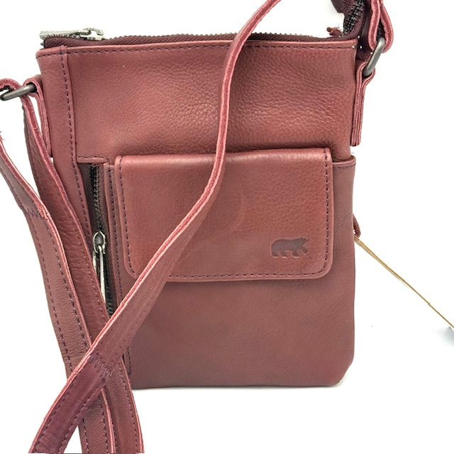 Davide Crossbody Tas &ndash; Bordo
De Davide crossbody tas combineert stijl en functionaliteit in een compact en elegant ontwerp. Uitgevoerd in de stijlvolle kleur bordo is deze tas perfect voor dagelijks gebruik &eacute;n voor een avondje uit.
Aan de voorzijde bevindt zich een praktische klep met ritssluiting voor extra veiligheid. De achterzijde is voorzien van een blinde sluiting, ideaal voor snelle en veilige toegang tot je essentials. Dankzij de verstelbare schouderriem draag je de tas comfortabel, precies zoals jij dat wilt.
De binnenzijde beschikt over &eacute;&eacute;n ruim hoofdvak, aangevuld met een ritsvak en meerdere steekvakken. Zo berg je pasjes en kleine benodigdheden overzichtelijk en veilig op.
AFMETINGEN
Hoogte: 20 cm
Breedte: 16 cm
Diepte: 4 cm

