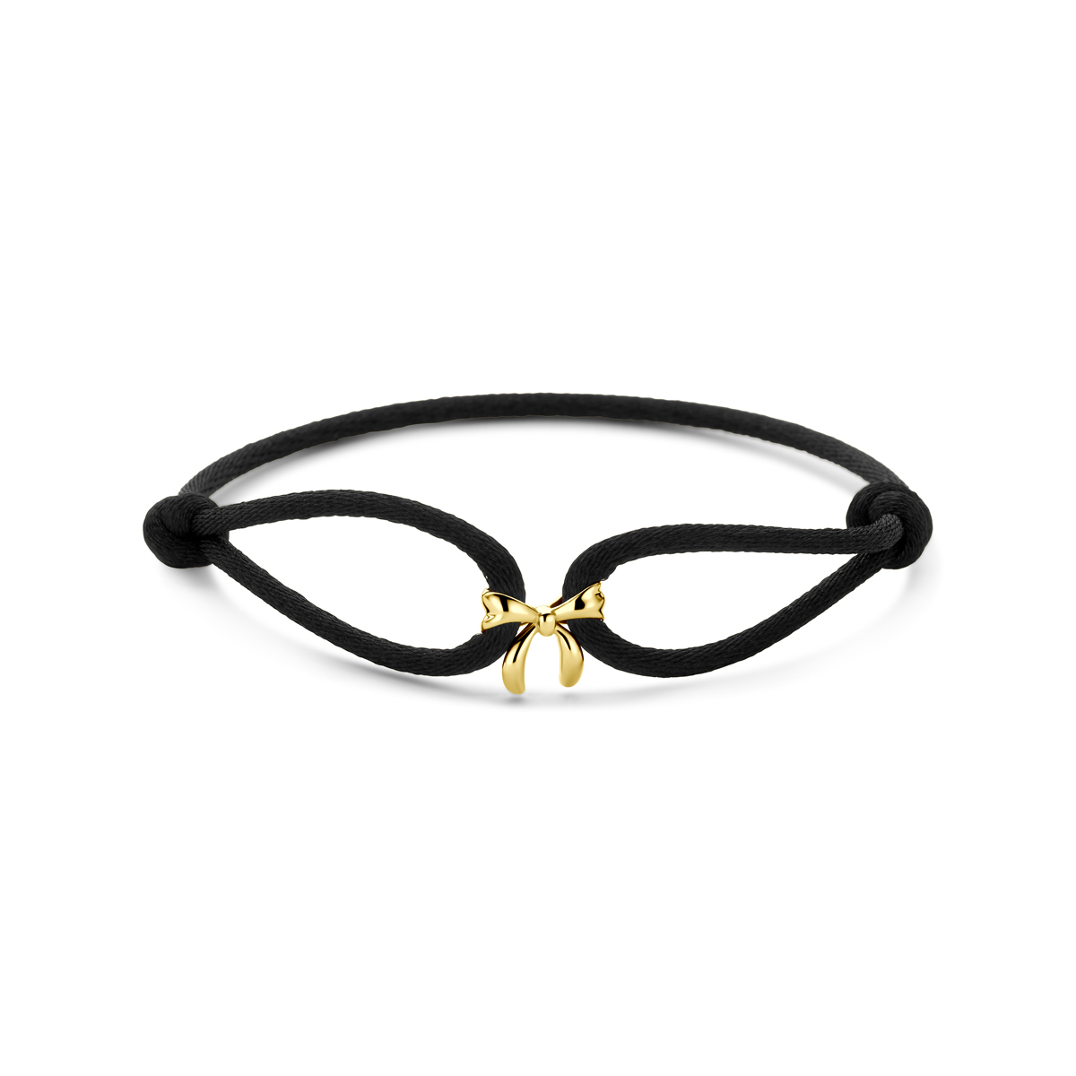 Zwart satijn armband uitgevoerd met een 14k geelgouden strik met een afmeting van 9x10.5mm. De armband heeft draaglengtes van 13 tot 26cm.