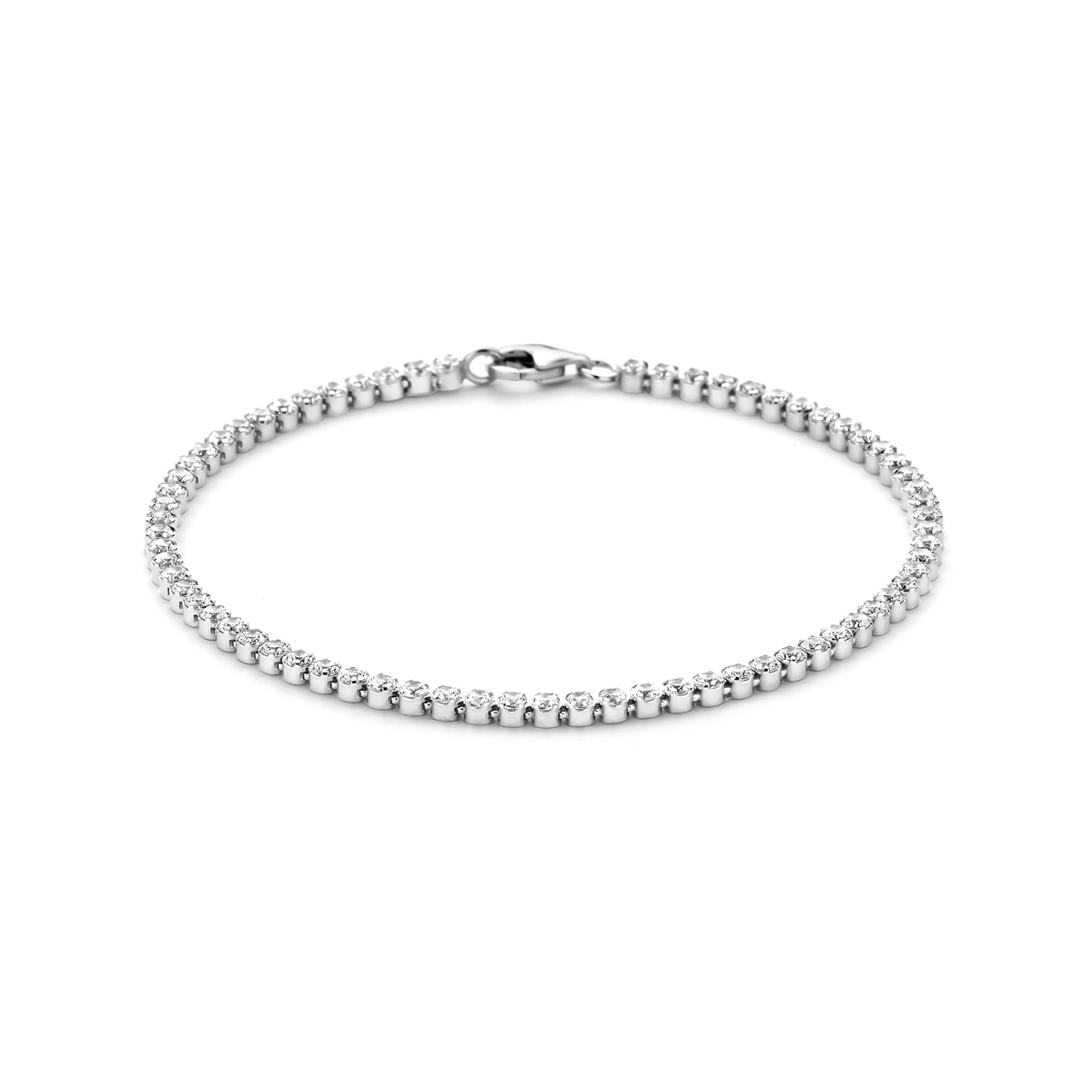 Gerhodineerd 925 zilveren tennisarmband uitgevoerd met een schitterende zirkonia rij en een stevige karabijn sluiting. De armband heeft een breedte van 2.5mm.