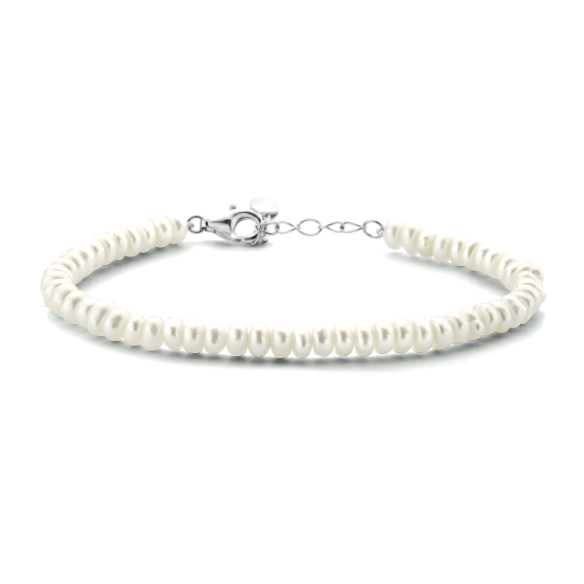 Gerhodineerd 925 zilveren armband uitgevoerd met zoetwaterparels. De armband heeft een draaglengte van 16cm met een extensie van 3cm en een stevige karabijn sluiting.
