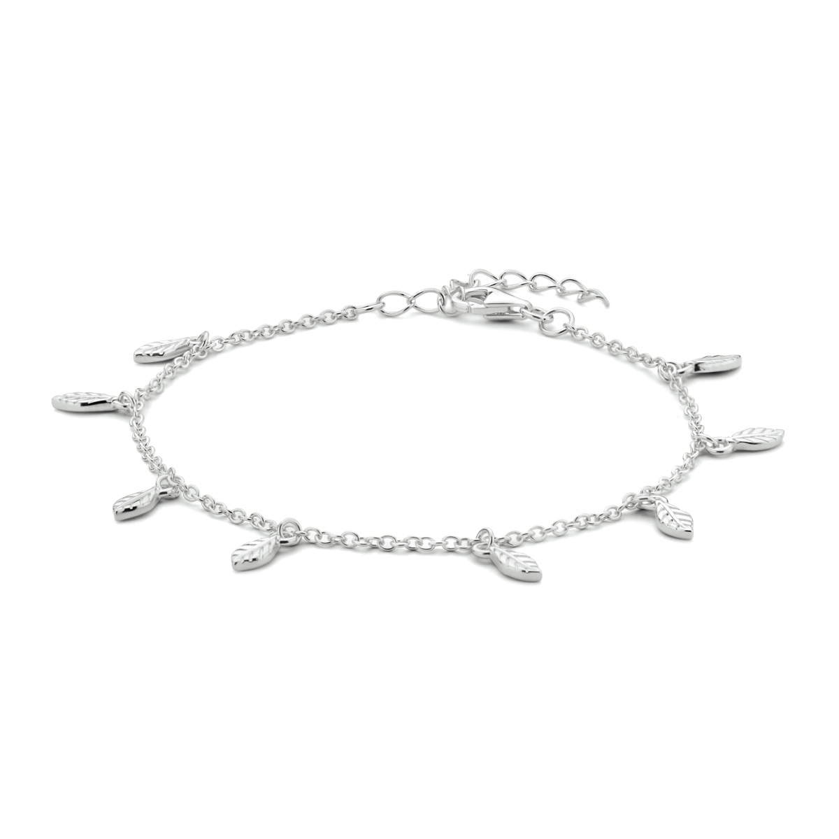 Gerhodineerd 925 zilveren armband uitgevoerd met hangertjes in de vorm van een veer. De armband heeft een draaglengte van 16cm met een extensie van 3cm. De schakelbreedte is 1.3mm.