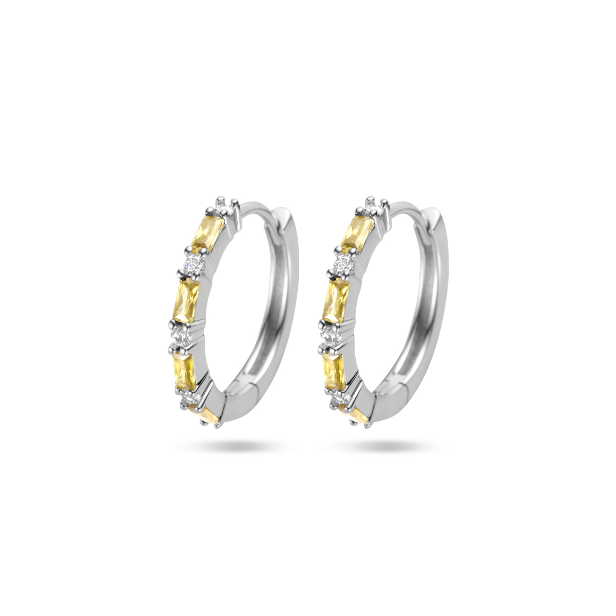 Gerhodineerd zilveren klapoorringen uitgevoerd met schitterende zirkonia. De klapoorringen hebben een afmeting van 17x2mm.