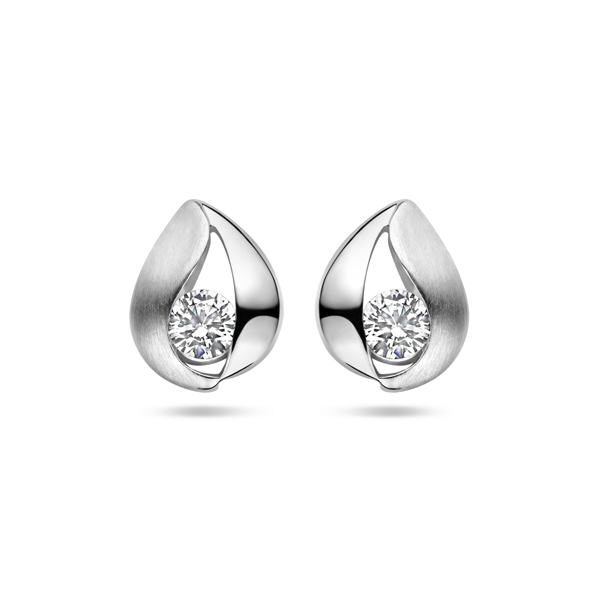 Gerhodineerd 925 zilveren oorknoppen uitgevoerd met zirkonia. De oorknoppen hebben een totale hoogte van 10.5mm.