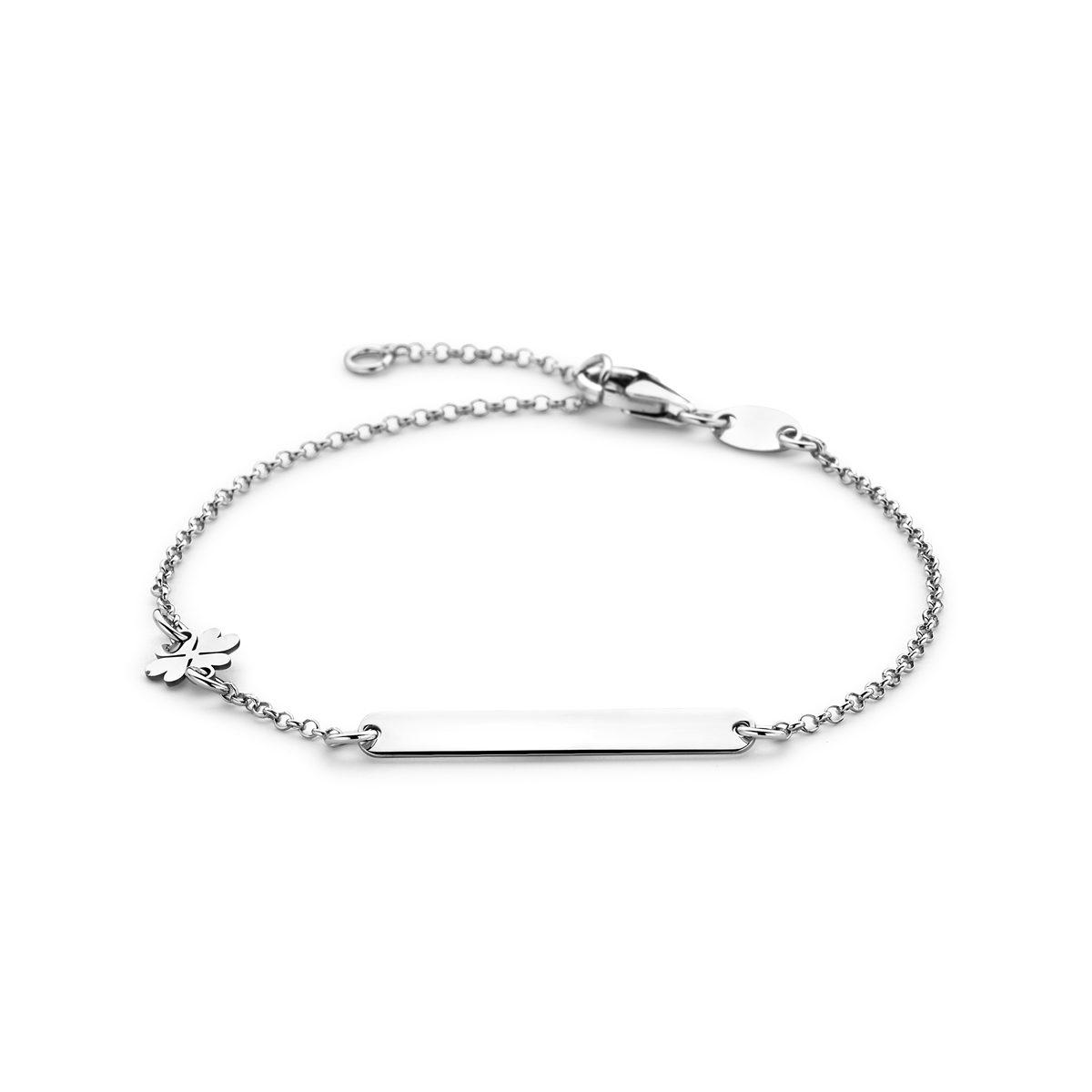 Gerhodineerd 925 zilveren graveerarmband met een plaat van 26x3.5mm en een klavertje. De armband heeft draaglengtes van 14cm en 16cm. De schakelbreedte is 1.3mm en de dikte van de plaat is 0.5mm. Uitgevoerd met een karabijn sluiting.