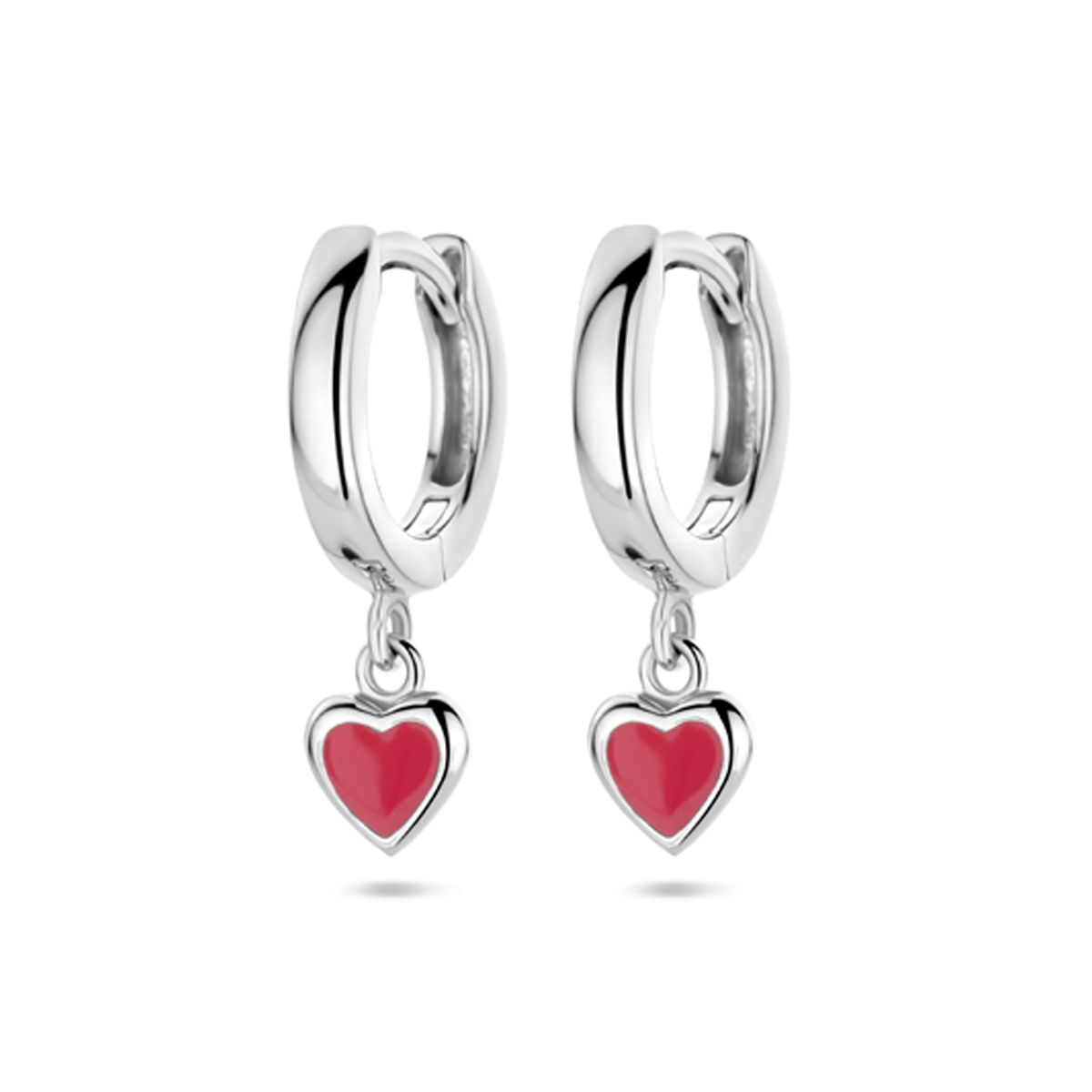 Gerhodineerd 925 zilveren klapoorringen uitgevoerd met een rood emaille hart hanger. De oorringen hebben een totale hoogte van 18mm.