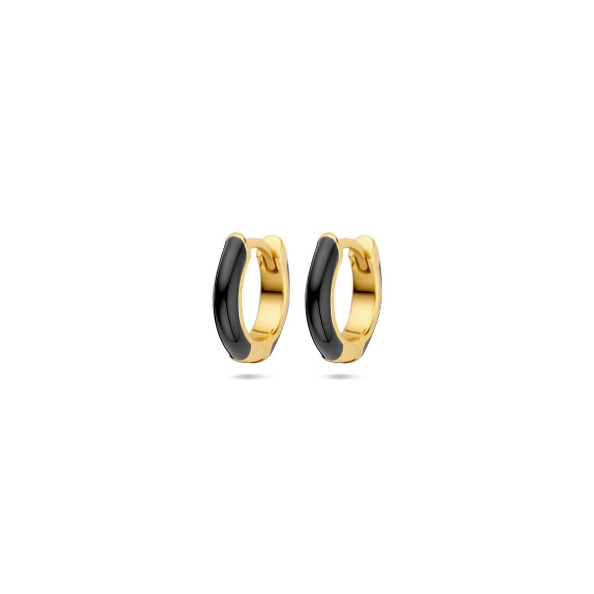 Verguld op 925 zilveren oorringen uitgevoerd met zwart emaille. De oorringen hebben een afmeting van 10.5x2.5mm. Geen garantie op de plating.