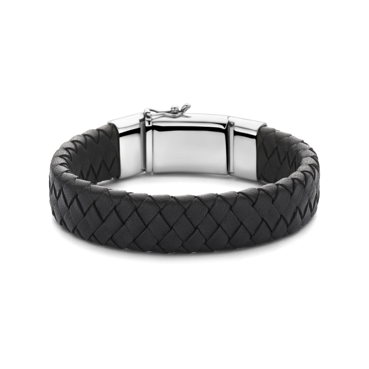 Zwart leer armband met een draaglengte van 21cm en een breedte van 15mm.