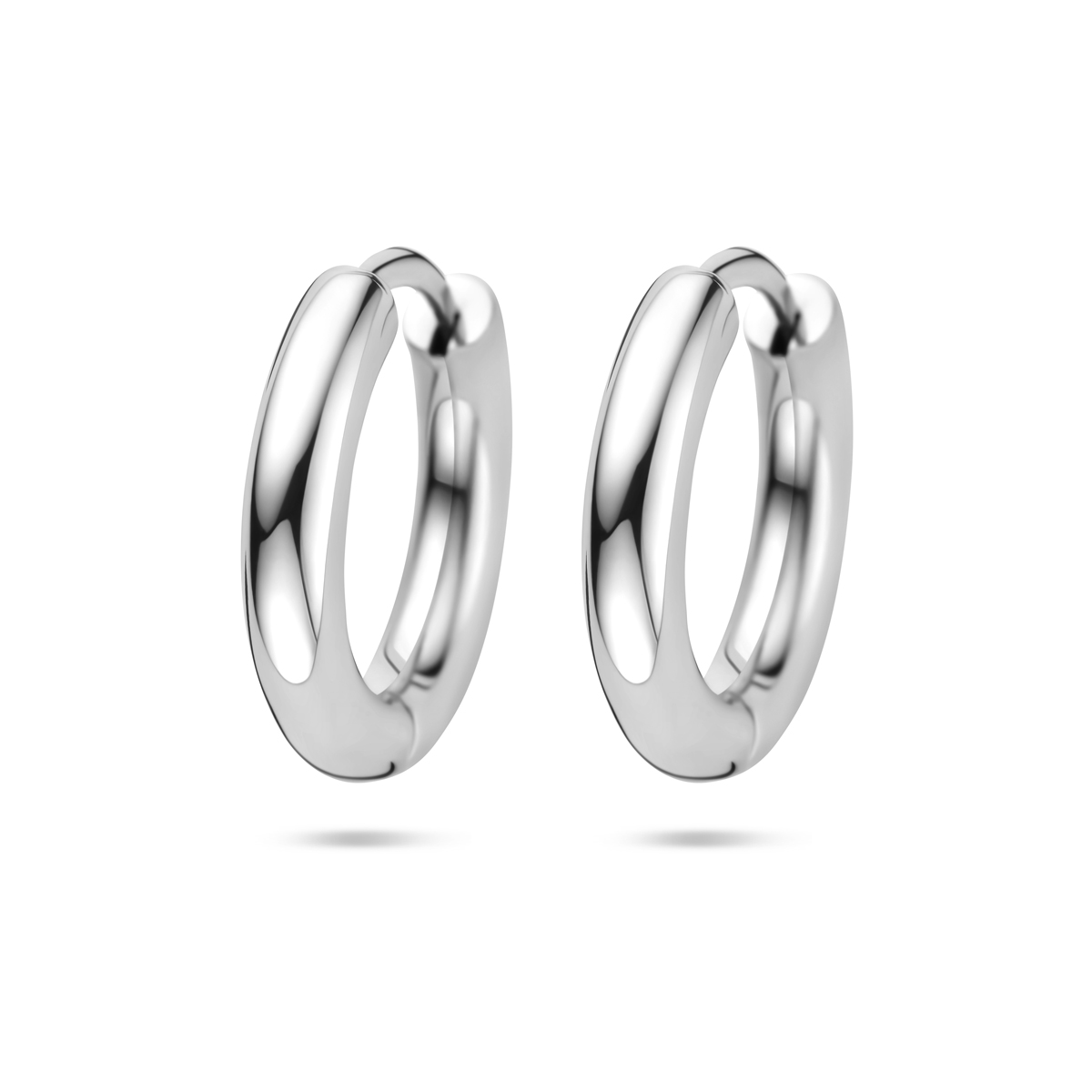 Gerhodineerd 925 zilveren klapoorringen met een buisdikte van 3.5mm.