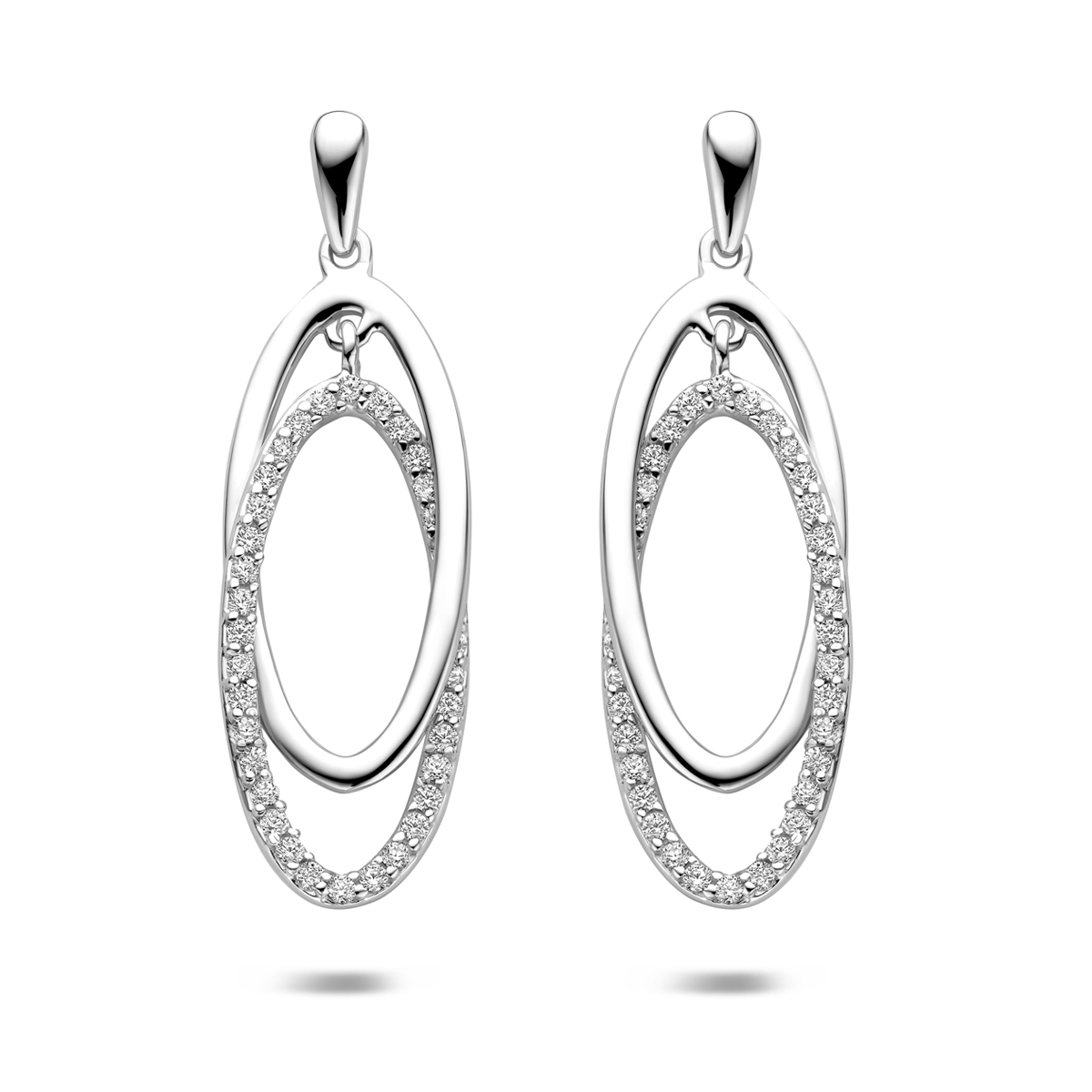 Gerhodineerd 925 zilveren oorhangers met zirkonia. De oorhangers hebben een totale hoogte van 35mm.