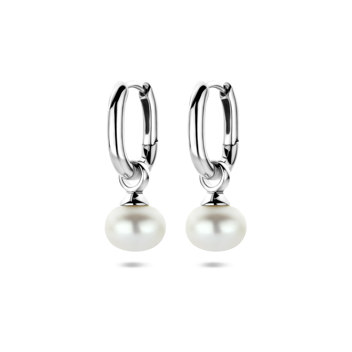 Gerhodineerd 925 zilveren oorringen uitgevoerd met een parel. De oorringen hebben een totale hoogte van 23mm.