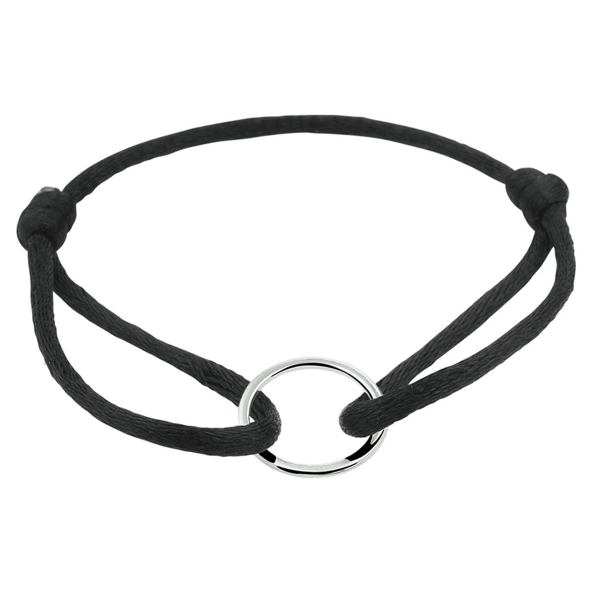 Zwart gevlochten armband uitgevoerd met een gerhodineerd 925 zilveren rondje. De armband heeft draaglengtes van 13 tot 26cm. Het rondje heeft een diameter van 14.5mm.