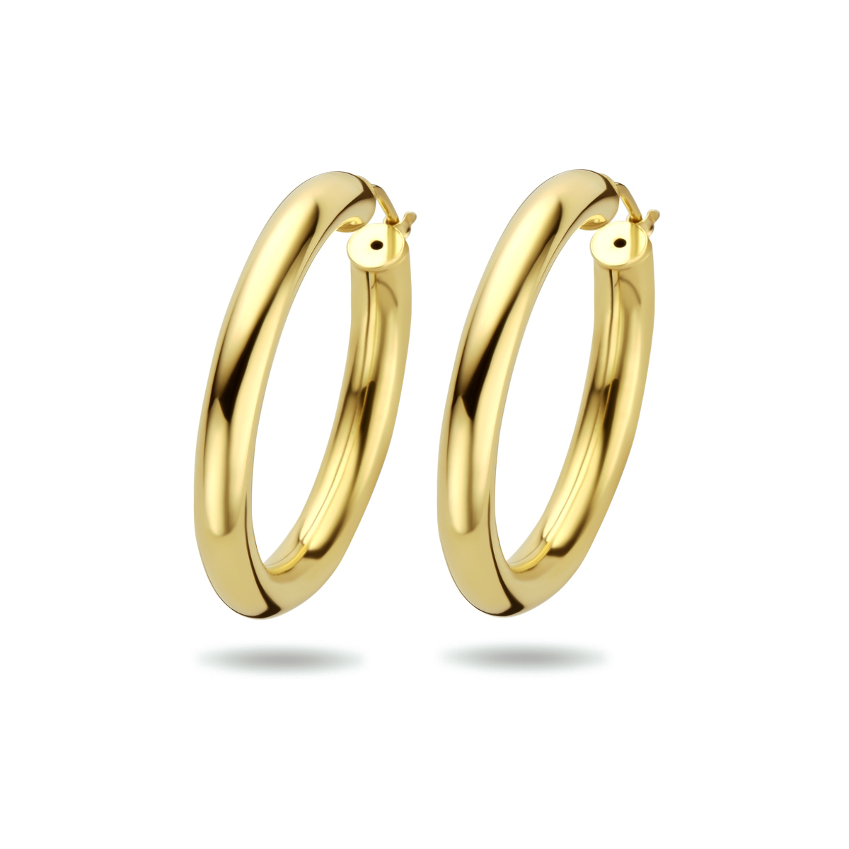 Verguld op 925 zilveren oorringen. De oorringen hebben een dikte van 5mm. Geen garantie op plating. Van deze oorringen is een variant met 1 micron goud plating beschikbaar. Onderaan deze pagina vindt u dit artikel.