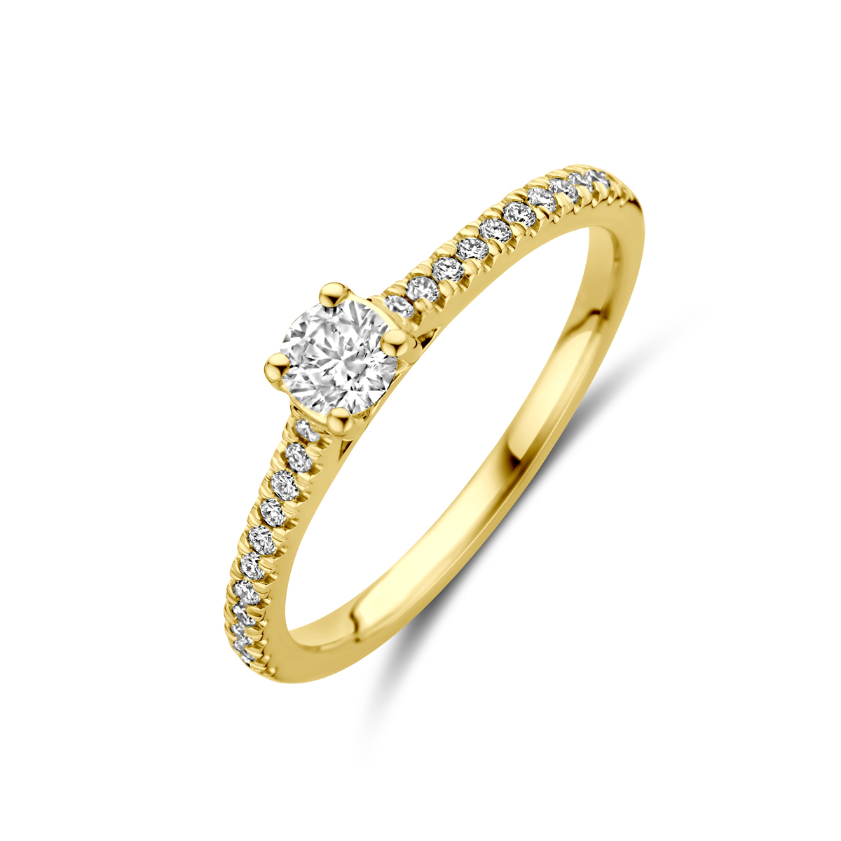 14k Geelgouden ring uitgevoerd met lab grown diamant. De ring heeft een breedte van 4mm. Het totale diamantgewicht is 0.39ct. Lab grown diamanten zijn diamanten die ontstaan in een laboratorium. Onder extreem hoge druk en temperatuur wordt het natuurlijk ontstaansproces nagebootst met als eindresultaat een diamant met dezelfde chemische eigenschappen maar met een andere oorsprong.