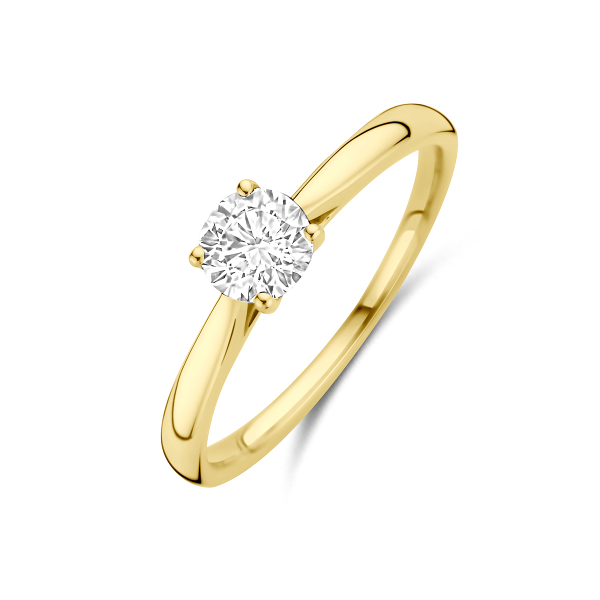 14k Geelgouden ring uitgevoerd met lab grown diamant. De ring heeft een breedte van 5mm. Het diamantgewicht is 0.50ct. Lab grown diamanten zijn diamanten die ontstaan in een laboratorium. Onder extreem hoge druk en temperatuur wordt het natuurlijk ontstaansproces nagebootst met als eindresultaat een diamant met dezelfde chemische eigenschappen maar met een andere oorsprong.