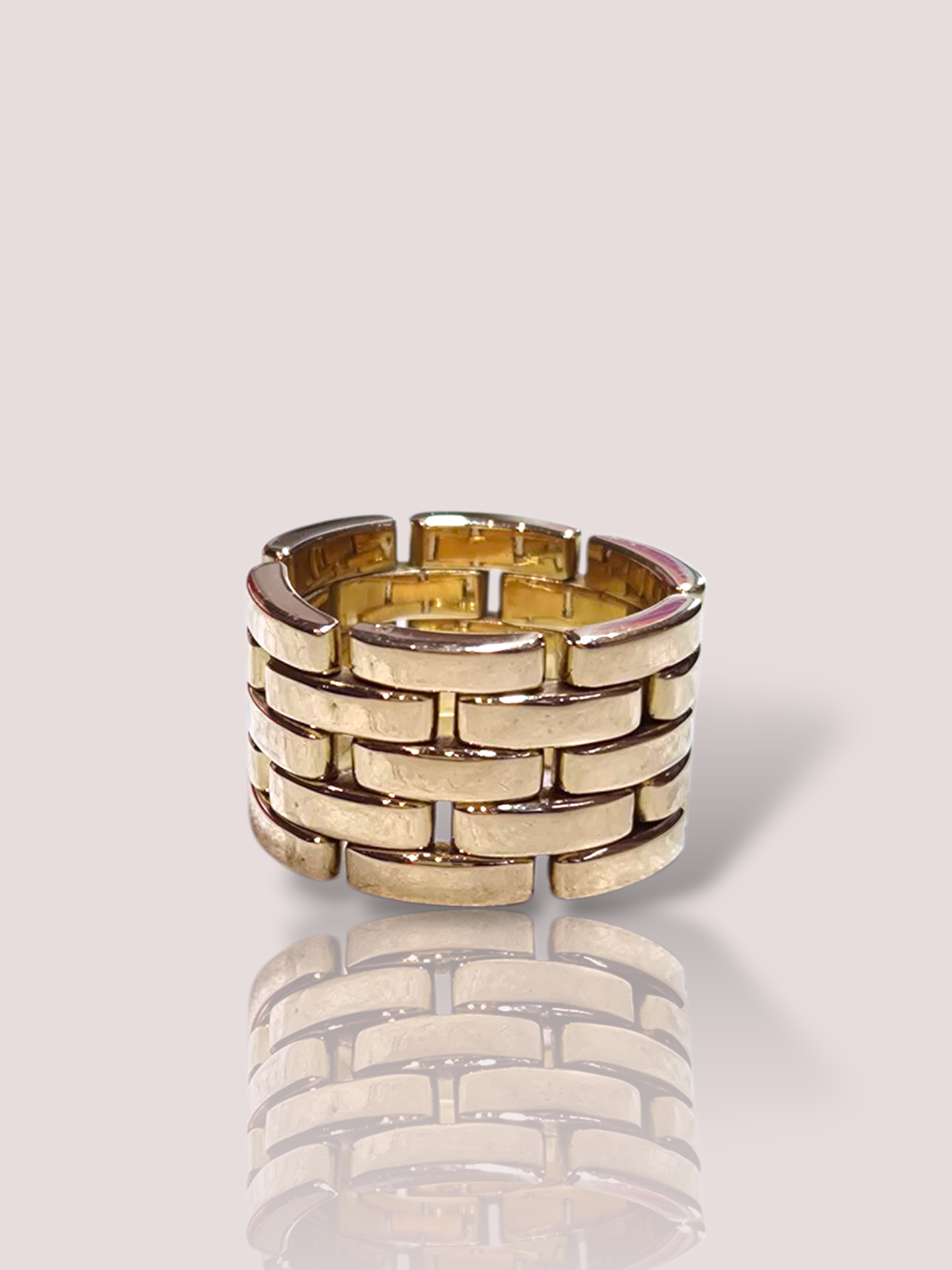 Deze vintage 18k geel gouden Panthère de Cartier ring, straalt luxe en elegantie uit. Als een icoon van Cartier, combineert het prachtig vakmanschap met tijdloze stijl. Deze uitzonderlijke ring, maat 53, voegt een vleugje verfijning toe aan elke outfit. Draag het op een cocktailfeest of chique diner voor een verfijnde, stijlvolle look.

De ring komt met het originele Cartier doosje. De ring weegt 21,58 gram.