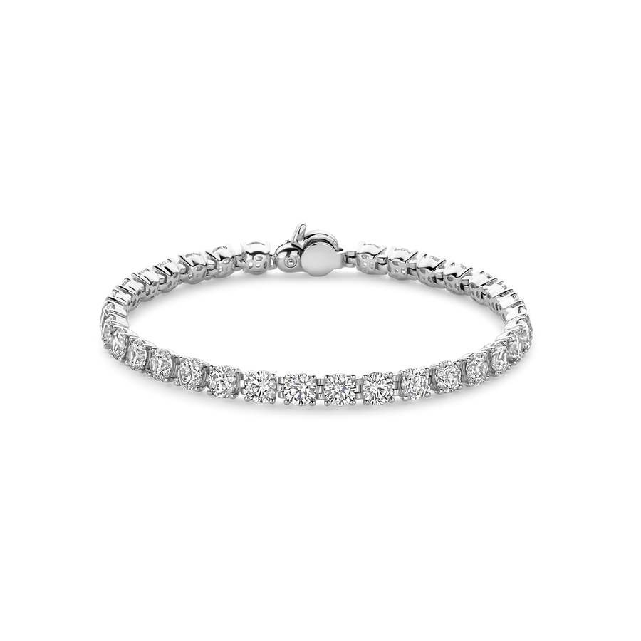 Deze Ti Sento tennisarmband is gemaakt van zirkonia en heeft maat M. De armband straalt elegantie uit en voegt een vleugje glamour toe aan elke outfit. Draag hem alleen voor een subtiele look of stapel hem met andere armbanden voor een statement. De armband sluit met een stevig slot dat ervoor zorgt dat hij goed op zijn plek blijft zitten. Perfect voor elke gelegenheid!