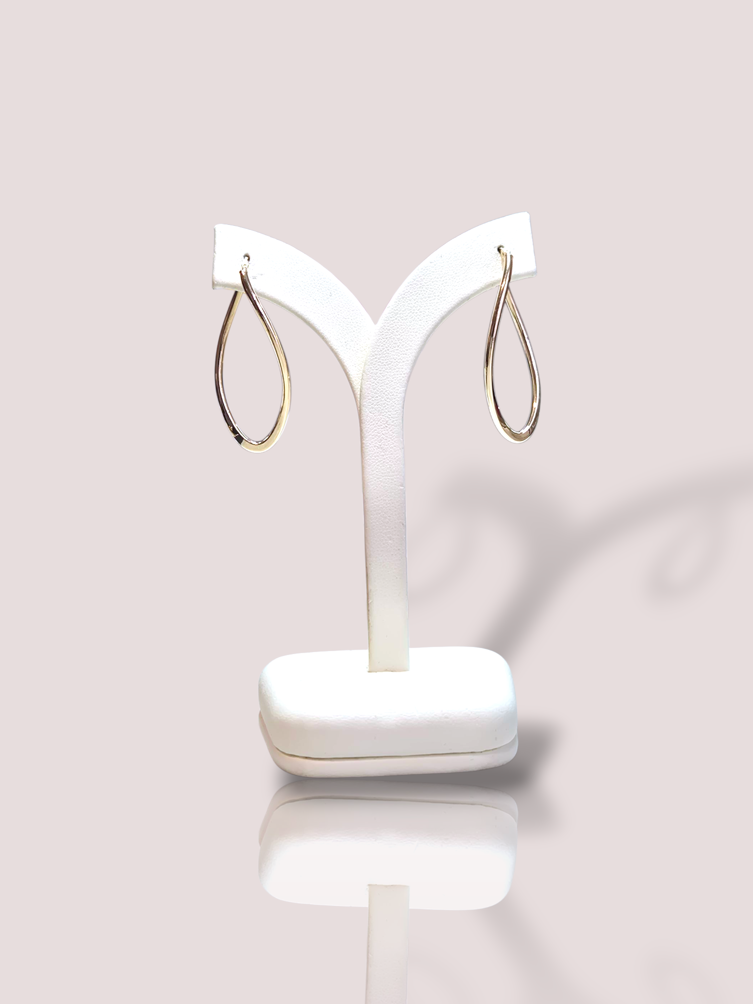 Deze House of Bruens 14k geel gouden fantasie oorbellen, zijn verfijnde sieraden die elegantie uitstralen. Met hun unieke ontwerp zijn ze perfect voor zowel dagelijkse looks als speciale gelegenheden. Draag ze met opgestoken haar om hun schoonheid te accentueren en een verfijnde look te creëren. Deze oorbellen vormen een tijdloze aanvulling op elke sieradencollectie.

Deze gouden oorbellen wegen samen 1,7 gram.