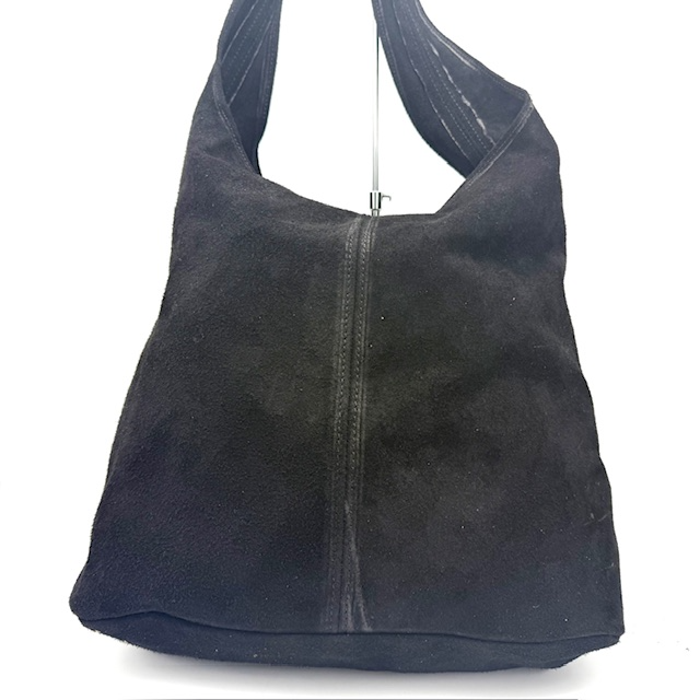 Suède Shopper – Eigen Import uit Italië

Deze elegante en functionele shopper is vervaardigd van hoogwaardig Italiaans suède. Dankzij het lichte gewicht is de tas ideaal voor dagelijks gebruik, terwijl de top ritssluiting zorgt voor extra veiligheid van je spullen.

Materiaal: Suède (eigen import uit Italië)

Afmetingen: Hoogte 36 cm x Breedte 30 cm x Diepte 16 cm

Indeling: 1 ruim hoofdvak

Sluiting: Ritssluiting aan de bovenkant

Kenmerken: Licht van gewicht, stijlvol en praktisch

Perfect voor wie op zoek is naar een combinatie van luxe, comfort en Italiaanse flair.