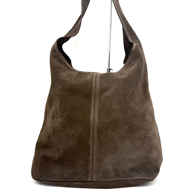 Suède Shopper – Eigen Import uit Italië

Deze elegante en functionele shopper is vervaardigd van hoogwaardig Italiaans suède. Dankzij het lichte gewicht is de tas ideaal voor dagelijks gebruik, terwijl de top ritssluiting zorgt voor extra veiligheid van je spullen.

Materiaal: Suède (eigen import uit Italië)

Afmetingen: Hoogte 36 cm x Breedte 30 cm x Diepte 16 cm

Indeling: 1 ruim hoofdvak

Sluiting: Ritssluiting aan de bovenkant

Kenmerken: Licht van gewicht, stijlvol en praktisch

Perfect voor wie op zoek is naar een combinatie van luxe, comfort en Italiaanse flair.