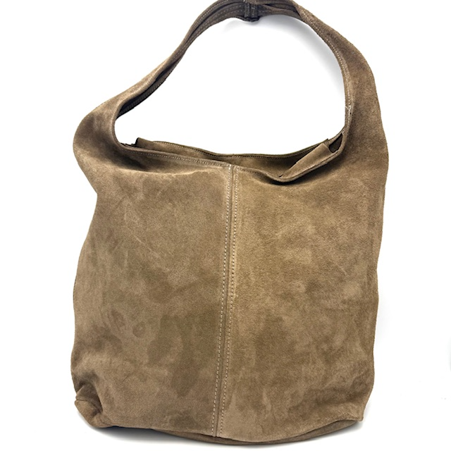 Suède Shopper – Eigen Import uit Italië

Deze elegante en functionele shopper is vervaardigd van hoogwaardig Italiaans suède. Dankzij het lichte gewicht is de tas ideaal voor dagelijks gebruik, terwijl de top ritssluiting zorgt voor extra veiligheid van je spullen.

Materiaal: Suède (eigen import uit Italië)

Afmetingen: Hoogte 36 cm x Breedte 30 cm x Diepte 16 cm

Indeling: 1 ruim hoofdvak

Sluiting: Ritssluiting aan de bovenkant

Kenmerken: Licht van gewicht, stijlvol en praktisch

Perfect voor wie op zoek is naar een combinatie van luxe, comfort en Italiaanse flair.