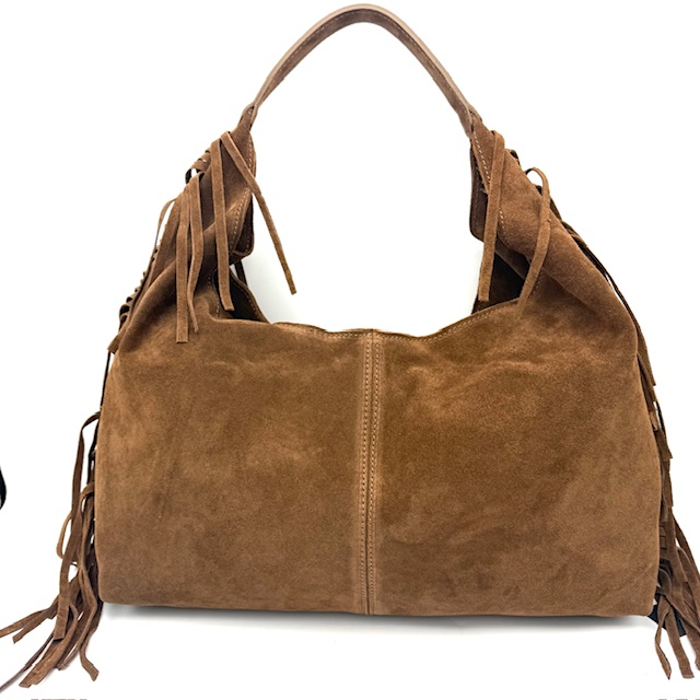 Suède Schoudertas met Franjes – Western Stijl – Eigen Import uit Italië

Voeg een vleugje western flair toe aan je look met deze stijlvolle suède schoudertas met franjes. Gemaakt van soepel, hoogwaardig suède en met zorg geselecteerd uit onze eigen import uit Italië. Deze tas combineert karakter met functionaliteit – perfect voor dagelijks gebruik of een festivaloutfit met een bohemian touch.

Thema: Western / Boho

Materiaal: 100% Italiaans suède – zachte en duurzame kwaliteit

Formaat: Hoogte 25 cm x Breedte 38 cm x Diepte 10 cm

Indeling:

1 ruim hoofdvak

1 binnenvak met ritssluiting

1 open steekvak voor kleine essentials

Sluiting: Ritssluiting aan de bovenzijde

Kenmerken:

Decoratieve franjes voor een opvallende look

Licht van gewicht en comfortabel te dragen

Tijdloos design met een trendy western-uitstraling

Deze western schoudertas van suède is een echte eyecatcher en makkelijk te combineren met zowel casual als festival outfits. Dankzij de praktische indeling neem je al je essentials gemakkelijk mee.