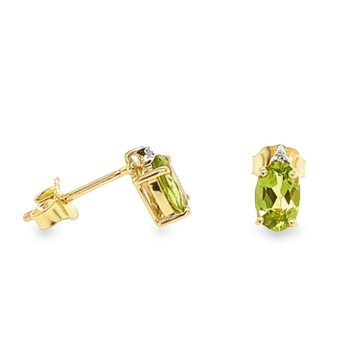 De 14 Karaats Oorknoppen met Peridot en Diamant zijn verfijnde oorbellen die elegantie en stijl uitstralen. Gemaakt van hoogwaardige materialen, combineren deze oorknoppen de levendige groene tint van peridot met de schittering van diamanten. Ideaal voor zowel dagelijkse draag als speciale gelegenheden, voegen ze een vleugje luxe toe aan elke outfit. Perfect te combineren met andere gouden sieraden.
