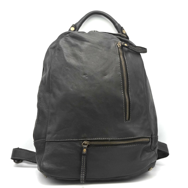 Unisex Rugtas van Gewassen Leer – Stoer & Stijlvol – Voor Hem en Haar

Deze stijlvolle rugtas van gewassen leer is de perfecte combinatie van functionaliteit, comfort en tijdloos design. Geschikt voor zowel dames als heren, en ideaal voor dagelijks gebruik, werk of een weekendje weg. De tas is gemaakt van soepel en duurzaam gewassen leer met een stoere, vintage uitstraling.

Materiaal: 100% gewassen leer – zacht en robuust

Afmetingen: Hoogte 40 cm x Breedte 29 cm x Diepte 13 cm

Indeling:

1 ruim hoofdvak met dubbele ritssluiting (toprits met dubbele trekker)

2 open steekvakken aan de binnenzijde

1 binnenvak met ritssluiting

2 vakjes met rits aan de voorzijde – handig voor kleine spullen

Voering: Volledig gevoerd van binnen

Onderzijde: Voorzien van beschermende voetjes

Schouderbanden: Verstelbare schouderriemen voor optimaal draagcomfort

Geschikt voor: Hem & haar – unisex ontwerp met stoere uitstraling

Of je nu onderweg bent naar je werk, school of een citytrip plant: deze leren rugtas biedt voldoende ruimte en stijl voor elk moment van de dag.