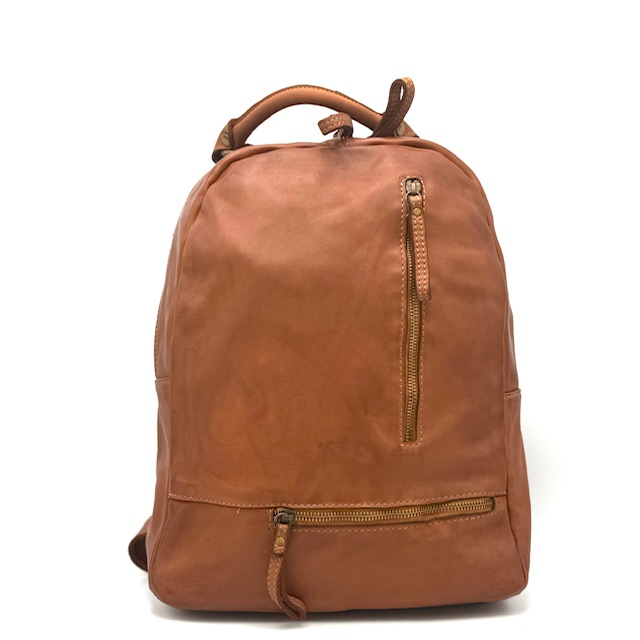 Unisex Rugtas van Gewassen Leer – Stoer & Stijlvol – Voor Hem en Haar

Deze stijlvolle rugtas van gewassen leer is de perfecte combinatie van functionaliteit, comfort en tijdloos design. Geschikt voor zowel dames als heren, en ideaal voor dagelijks gebruik, werk of een weekendje weg. De tas is gemaakt van soepel en duurzaam gewassen leer met een stoere, vintage uitstraling.

Materiaal: 100% gewassen leer – zacht en robuust

Afmetingen: Hoogte 40 cm x Breedte 29 cm x Diepte 13 cm

Indeling:

1 ruim hoofdvak met dubbele ritssluiting (toprits met dubbele trekker)

2 open steekvakken aan de binnenzijde

1 binnenvak met ritssluiting

2 vakjes met rits aan de voorzijde – handig voor kleine spullen

Voering: Volledig gevoerd van binnen

Onderzijde: Voorzien van beschermende voetjes

Schouderbanden: Verstelbare schouderriemen voor optimaal draagcomfort

Geschikt voor: Hem & haar – unisex ontwerp met stoere uitstraling

Of je nu onderweg bent naar je werk, school of een citytrip plant: deze leren rugtas biedt voldoende ruimte en stijl voor elk moment van de dag.