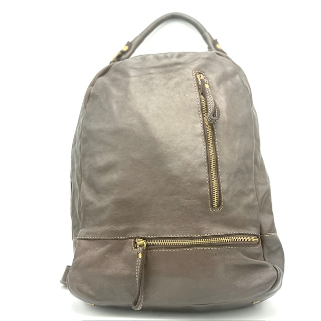 Unisex Rugtas van Gewassen Leer – Stoer & Stijlvol – Voor Hem en Haar

Deze stijlvolle rugtas van gewassen leer is de perfecte combinatie van functionaliteit, comfort en tijdloos design. Geschikt voor zowel dames als heren, en ideaal voor dagelijks gebruik, werk of een weekendje weg. De tas is gemaakt van soepel en duurzaam gewassen leer met een stoere, vintage uitstraling.

Materiaal: 100% gewassen leer – zacht en robuust

Afmetingen: Hoogte 40 cm x Breedte 29 cm x Diepte 13 cm

Indeling:

1 ruim hoofdvak met dubbele ritssluiting (toprits met dubbele trekker)

2 open steekvakken aan de binnenzijde

1 binnenvak met ritssluiting

2 vakjes met rits aan de voorzijde – handig voor kleine spullen

Voering: Volledig gevoerd van binnen

Onderzijde: Voorzien van beschermende voetjes

Schouderbanden: Verstelbare schouderriemen voor optimaal draagcomfort

Geschikt voor: Hem & haar – unisex ontwerp met stoere uitstraling

Of je nu onderweg bent naar je werk, school of een citytrip plant: deze leren rugtas biedt voldoende ruimte en stijl voor elk moment van de dag.