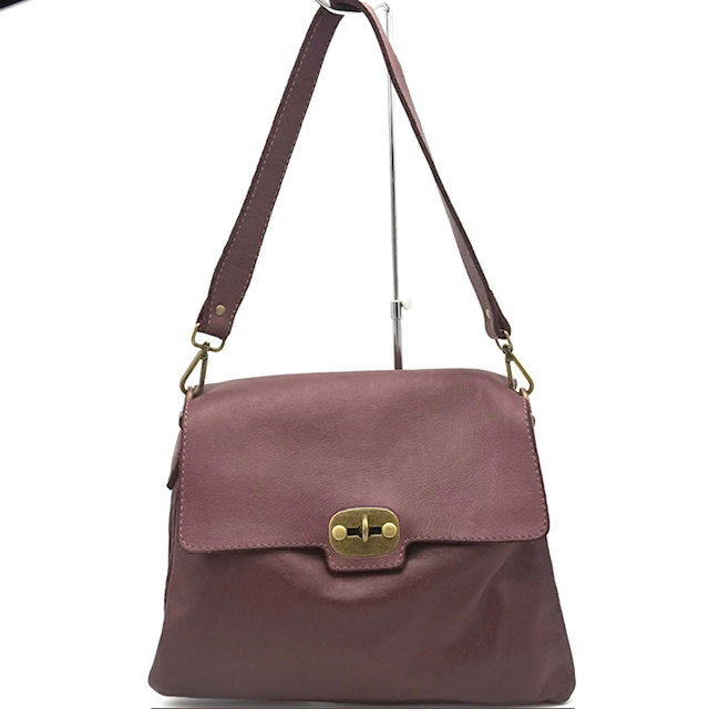 Dames Tas van Gewassen Leer – Stijlvol & Praktisch – Eigen Import uit Italië

Deze elegante dames tas van gewassen leer is een must-have voor wie houdt van kwaliteit, stijl en functionaliteit. Dankzij de rijke textuur van het gewassen leer en de doordachte indeling is deze tas perfect voor dagelijks gebruik én een stijlvolle uitstraling. Met zorg geselecteerd uit onze eigen import uit Italië.

Materiaal: 100% gewassen leer – soepel, duurzaam en met karakter

Design: Tijdloze uitstraling met een luxe klep en metalen slot

Sluiting: Klep met slot en extra ritssluiting aan de achterzijde

Indeling binnenzijde:

3 compartimenten

Middenvak afsluitbaar met rits voor extra veiligheid

2 open steekvakken met blinde sluiting – ideaal voor telefoon of sleutels

Draagopties:

Korte, afneembare handgreep

Lange, afneembare én verstelbare schouderriem – draag als handtas of crossbody

Uniek kenmerk: Met liefde geïmporteerd uit Italië – exclusief en beperkt verkrijgbaar

Deze leren damestas is de perfecte mix van stijl en gemak, en past moeiteloos bij zowel casual als zakelijke outfits.