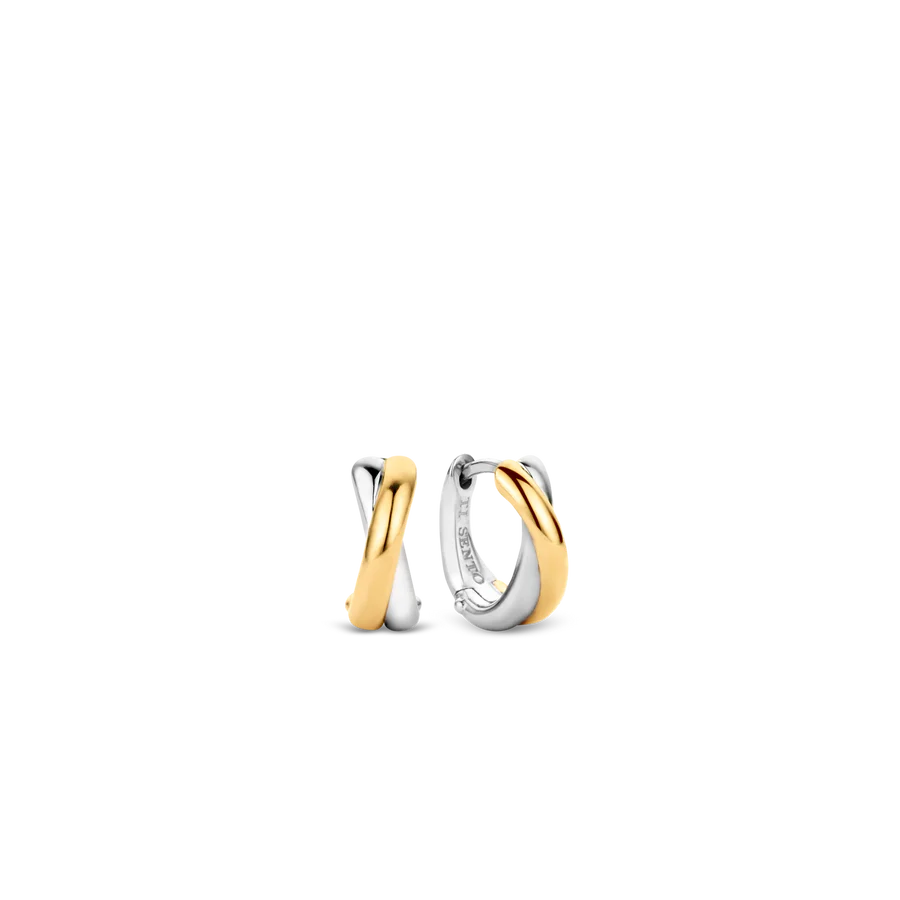 Oneindige liefde. Deze gold plated lus is verbonden met het zilver voor een cool contrast. Eenvoud op zijn best.

Let op: deze oorbel kan niet worden gecombineerd met een van onze Oorbedels.