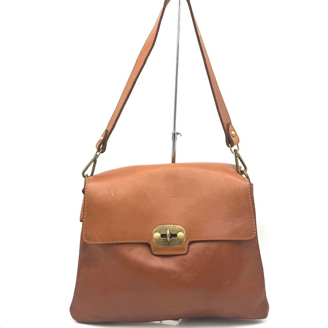 Dames Tas van Gewassen Leer – Stijlvol & Praktisch – Eigen Import uit Italië

Deze elegante dames tas van gewassen leer is een must-have voor wie houdt van kwaliteit, stijl en functionaliteit. Dankzij de rijke textuur van het gewassen leer en de doordachte indeling is deze tas perfect voor dagelijks gebruik én een stijlvolle uitstraling. Met zorg geselecteerd uit onze eigen import uit Italië.

Materiaal: 100% gewassen leer – soepel, duurzaam en met karakter

Design: Tijdloze uitstraling met een luxe klep en metalen slot

Sluiting: Klep met slot en extra ritssluiting aan de achterzijde

Indeling binnenzijde:

3 compartimenten

Middenvak afsluitbaar met rits voor extra veiligheid

2 open steekvakken met blinde sluiting – ideaal voor telefoon of sleutels

Draagopties:

Korte, afneembare handgreep

Lange, afneembare én verstelbare schouderriem – draag als handtas of crossbody

Uniek kenmerk: Met liefde geïmporteerd uit Italië – exclusief en beperkt verkrijgbaar

Deze leren damestas is de perfecte mix van stijl en gemak, en past moeiteloos bij zowel casual als zakelijke outfits.