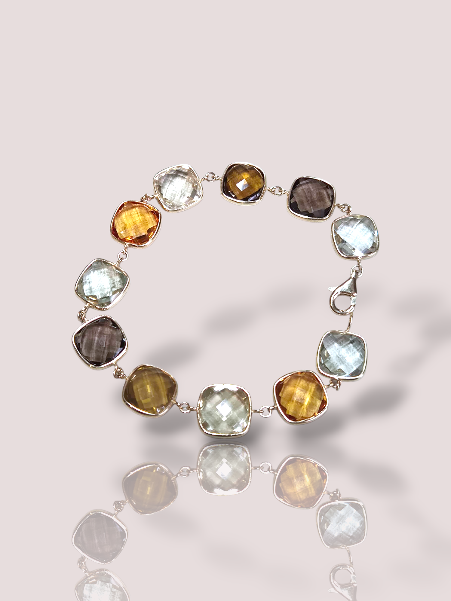Deze House of Bruens 14k gouden armband met citrien en kwarts is een verfijnd sieraad . Draag deze elegante armband om je pols voor een vleugje luxe, ideaal te combineren met andere gouden sieraden voor een stijlvolle, gelaagde look die elke outfit complementeert.

De armband is 19 cm lang en bevat 11 prachtig geslepen citrien en kwarts edelstenen.De armand weegt 12 gram.