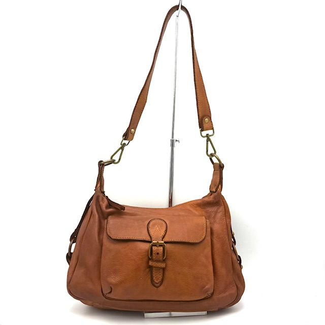 Leren Tas van Gewassen Leer – Eigen Import – Praktisch & Stijlvol

Deze stijlvolle tas is gemaakt van soepel en duurzaam gewassen leer en komt uit onze eigen import. De tas is ontworpen met oog voor detail en praktisch gebruik, en is daardoor ideaal voor dagelijks gebruik.

Materiaal: 100% gewassen leer – soepel en robuust

Sluitingen: Ritssluiting aan de bovenzijde (toprits) + extra achterrits

Indeling:

1 ruim hoofdvak

1 binnenvak met ritssluiting

1 open steekvak

1 voorvak met ritssluiting

Draagopties:

Korte, afneembare handriem

Lange, afneembare én verstelbare schouderband – draag als schoudertas of crossbody

Uniek kenmerk: Eigen import – originele, beperkte collectie uit Italië

Deze leren tas met veel vakken is een perfecte combinatie van luxe, comfort en functionaliteit.