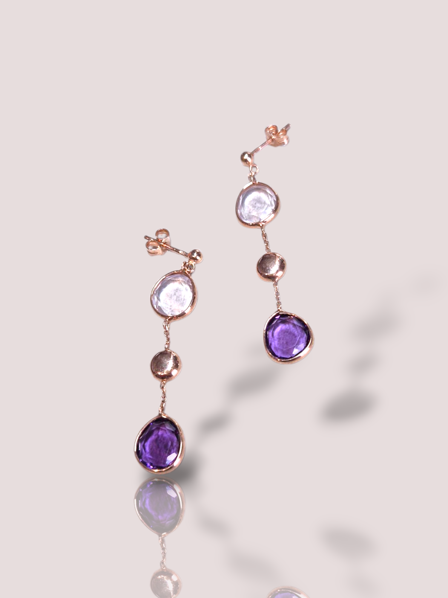 Deze House of Bruens 14k rosegouden oorstekers zijn elegante juwelen met rozenkwarts en amethist. Deze hanger oorbellen zijn perfect voor een verfijnde look. Combineer ze met een stijlvolle avondjurk of chique zakelijke outfit om hun schoonheid te accentueren. Ideaal voor speciale gelegenheden of dagelijkse elegantie. Voeg een vleugje luxe toe aan elke ensemble.

De oorhangers zijn 5 cm lang en wegen samen 4,2 gram.