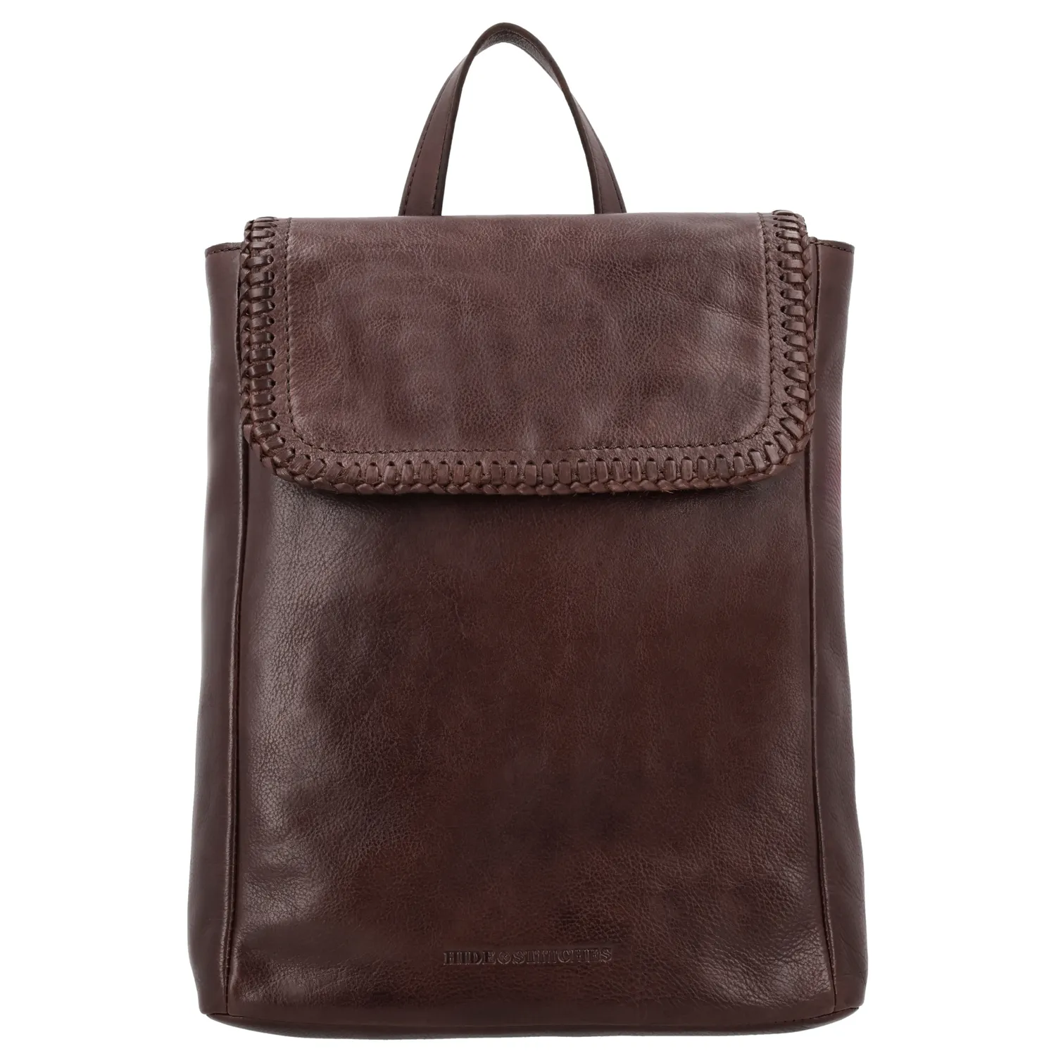 De Hide & Stitches Inspired by Country Rugzak is een stoere en stijlvolle leren rugzak met een praktische indeling. Deze rugzak sluit met een ritssluiting en een overslag, wat zorgt voor extra veiligheid én een mooie afwerking. De klep is voorzien van een gevlochten rand, wat de tas een uniek detail geeft.

Aan de binnenkant is de tas verrassend functioneel, met ruimte voor vier pasjes, een telefoonvak en een ritsvak. Aan de achterkant zit nog een extra ritsvak, handig voor spullen die je snel bij de hand wilt hebben. De leren schouderbanden zijn verstelbaar voor optimaal draagcomfort en met het stevige hengsel pak je de tas gemakkelijk mee.


Kenmerken:
• Gemaakt van leer
• Sluiting met rits en overslag
• Gevlochten rand op de klep
• Binnenkant met ruimte voor vier pasjes
• Telefoonvak en ritsvak aan de binnenkant
• Achterkant voorzien van extra ritsvak
• Verstelbare schouderbanden van leer
• Stevig hengsel aan de bovenkant
