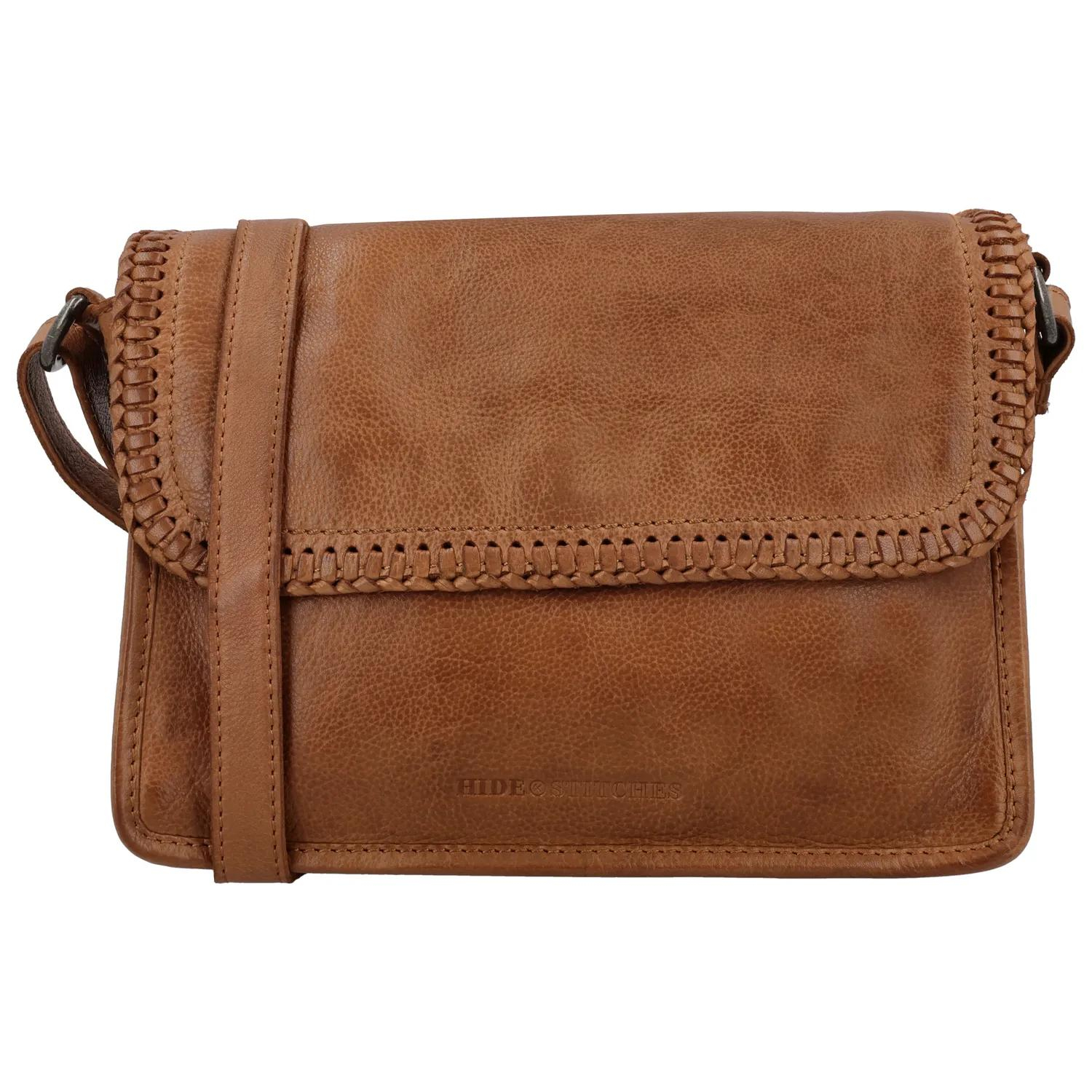 De Hide & Stitches Inspired by Country Crossbodytas is een compacte en stijlvolle tas, perfect voor dagelijks gebruik. Deze leren crossbodytas sluit met een ritssluiting en een overslag, waardoor je spullen veilig opgeborgen zijn. De klep is afgewerkt met een mooie gevlochten rand, wat zorgt voor een stoere en unieke uitstraling.

Aan de achterkant vind je een extra ritsvak voor items die je snel bij de hand wilt hebben. Binnenin is de tas voorzien van een ritsvak en een telefoonvak, zodat je je essentials georganiseerd kunt meenemen. Dankzij de verstelbare schouderband draag je de tas precies zoals jij dat prettig vindt, crossbody of over één schouder.


Kenmerken:
• Gemaakt van leer
• Ritssluiting met overslag
• Gevlochten rand op de klep
• Achterkant voorzien van ritsvak
• Binnenvak met rits en apart telefoonvak
• Verstelbare schouderband