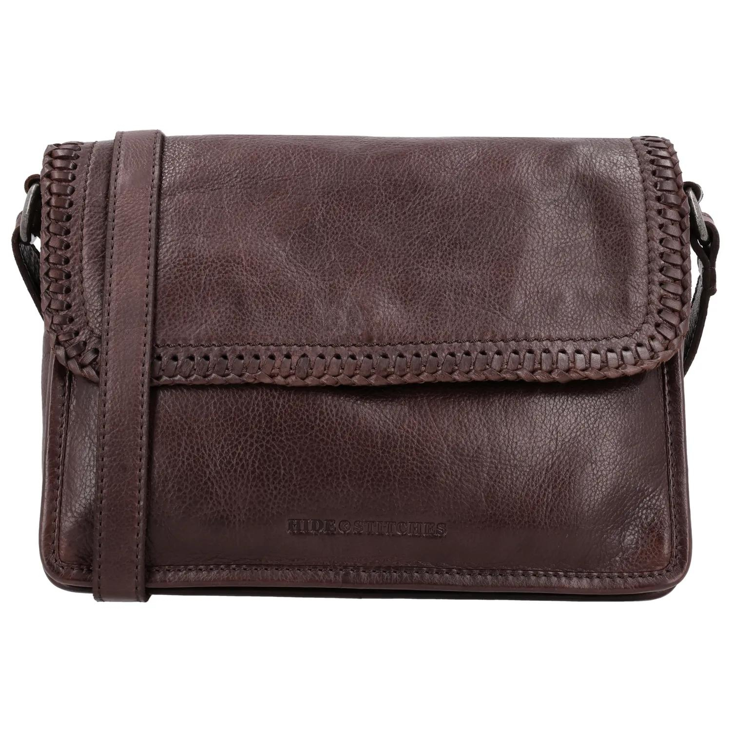 De Hide & Stitches Inspired by Country Crossbodytas is een compacte en stijlvolle tas, perfect voor dagelijks gebruik. Deze leren crossbodytas sluit met een ritssluiting en een overslag, waardoor je spullen veilig opgeborgen zijn. De klep is afgewerkt met een mooie gevlochten rand, wat zorgt voor een stoere en unieke uitstraling.

Aan de achterkant vind je een extra ritsvak voor items die je snel bij de hand wilt hebben. Binnenin is de tas voorzien van een ritsvak en een telefoonvak, zodat je je essentials georganiseerd kunt meenemen. Dankzij de verstelbare schouderband draag je de tas precies zoals jij dat prettig vindt, crossbody of over één schouder.


Kenmerken:
• Gemaakt van leer
• Ritssluiting met overslag
• Gevlochten rand op de klep
• Achterkant voorzien van ritsvak
• Binnenvak met rits en apart telefoonvak
• Verstelbare schouderband
