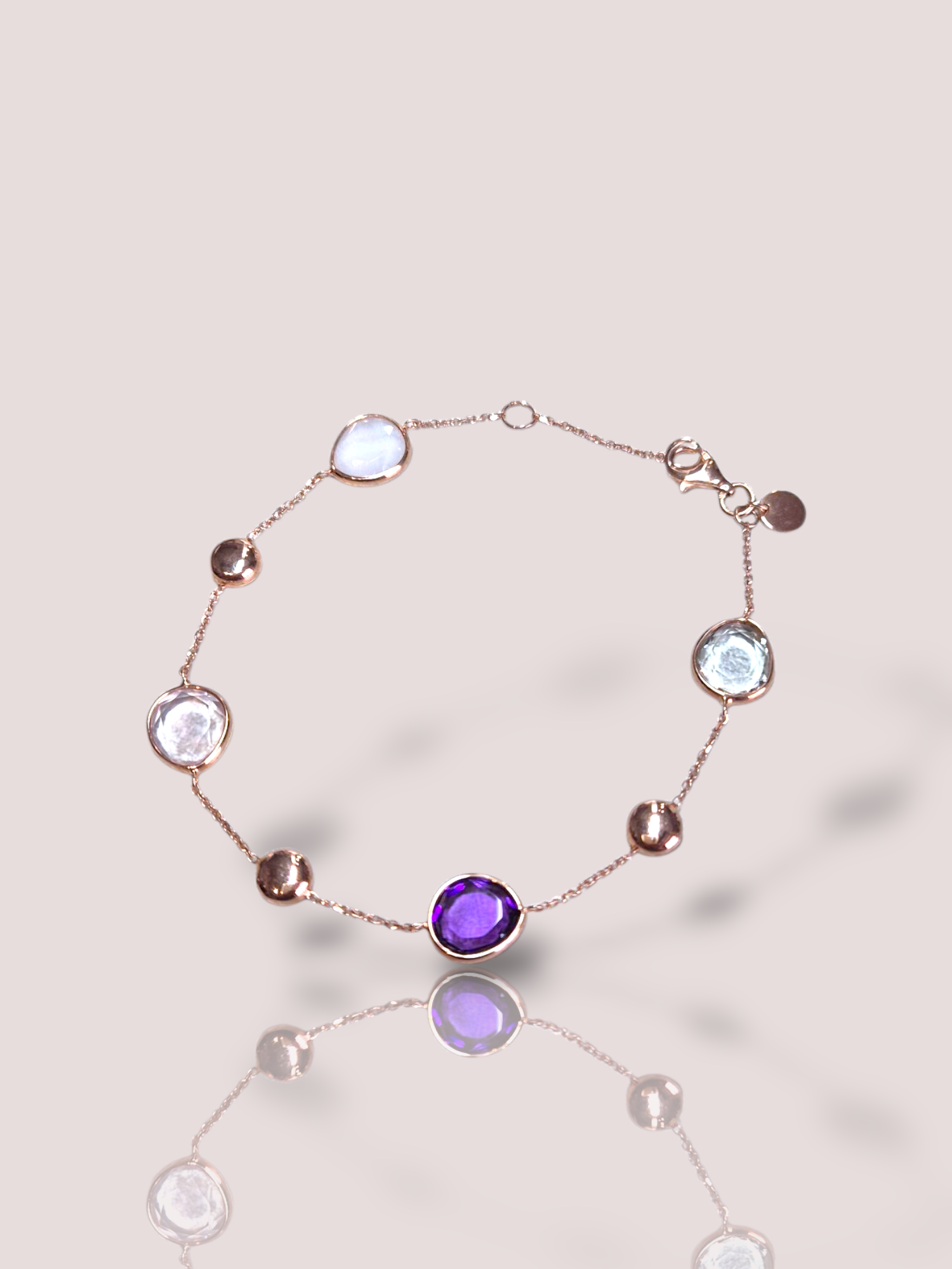 De House of Bruens 14k roségouden armband met amethist en rozenkwarts is een verfijnd sieraad. Deze armband straalt elegantie uit door de combinatie van edelstenen en luxe goud. Perfect voor zowel dagelijks gebruik als speciale gelegenheden. Draag het solo voor een subtiele uitstraling of combineer met andere armbanden voor een gelaagde look.

De armband is 17 cm die 2 cm langer gemaakt kan worden. Het gewicht van de armband is 4,5 gram.