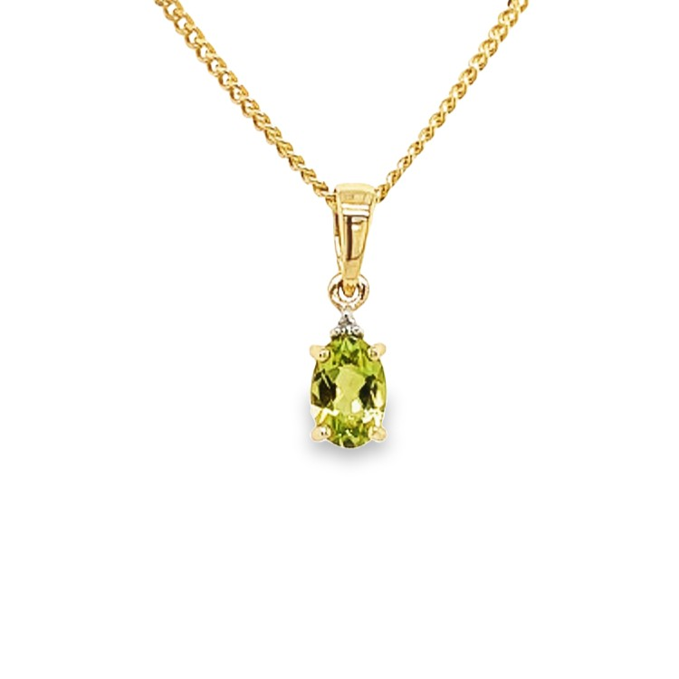 De 14 Karaats Hanger met Peridot en Diamant is een verfijnde hanger uit de categorie 'sieraden'. Deze hanger typeert zich door de schitterende combinatie van peridot en diamant. Het beste te dragen aan een fijne ketting voor een elegante uitstraling. Perfect voor speciale gelegenheden of als dagelijks verfijnd accessoire.