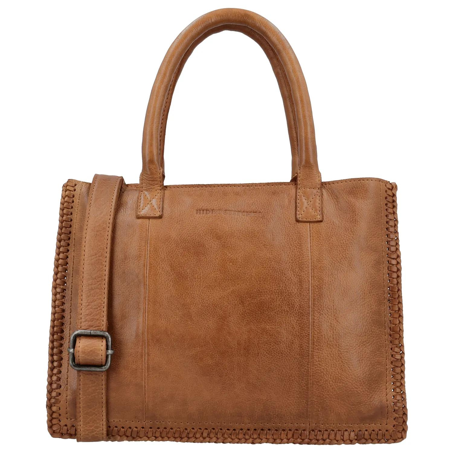De Hide & Stitches Inspired by Country Handtas is een stijlvolle en praktische tas, ontworpen voor dagelijks gebruik. Gemaakt van hoogwaardig leer en afgewerkt met een gevlochten rand, straalt deze tas karakter en klasse uit.

De binnenkant is slim ingedeeld met een tussenvak, een ritsvak, een telefoonvak en meerdere pasjesvakjes, zodat je jouw spullen overzichtelijk kunt opbergen. Aan de achterkant bevindt zich een extra ritsvak voor snelle toegang tot je essentials. De tas heeft twee stevige handvatten en wordt geleverd met een verstelbare en afneembare schouderband, zodat je hem ook comfortabel over de schouder kunt dragen.


Kenmerken:
• Gemaakt van leer
• Gevlochten rand als detail
• Binnenin een tussenvak
• Ritsvak aan de binnenkant
• Telefoonvak en pasjesvakjes
• Ritsvak aan de achterkant
• Verstelbare en afneembare schouderbandDe Hide & Stitches Inspired by Country Handtas is een stijlvolle en praktische tas, ontworpen voor dagelijks gebruik. Gemaakt van hoogwaardig leer en afgewerkt met een gevlochten rand, straalt deze tas karakter en klasse uit.