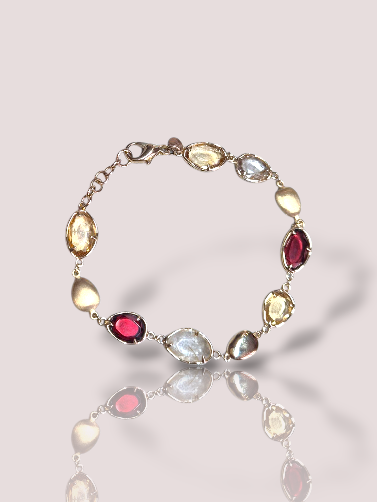Deze Peroni & Parise 18k geel gouden armband is verfraaid met citrien en rutielkwarts, wat het een elegante en verfijnde uitstraling geeft. Perfect om te combineren met zowel alledaagse als formele outfits. Draag het solo voor een subtiele look of combineer het met andere armbanden voor een gedurfde stijl.

De armband is 19 cm lang en weegt 10,8 gram.