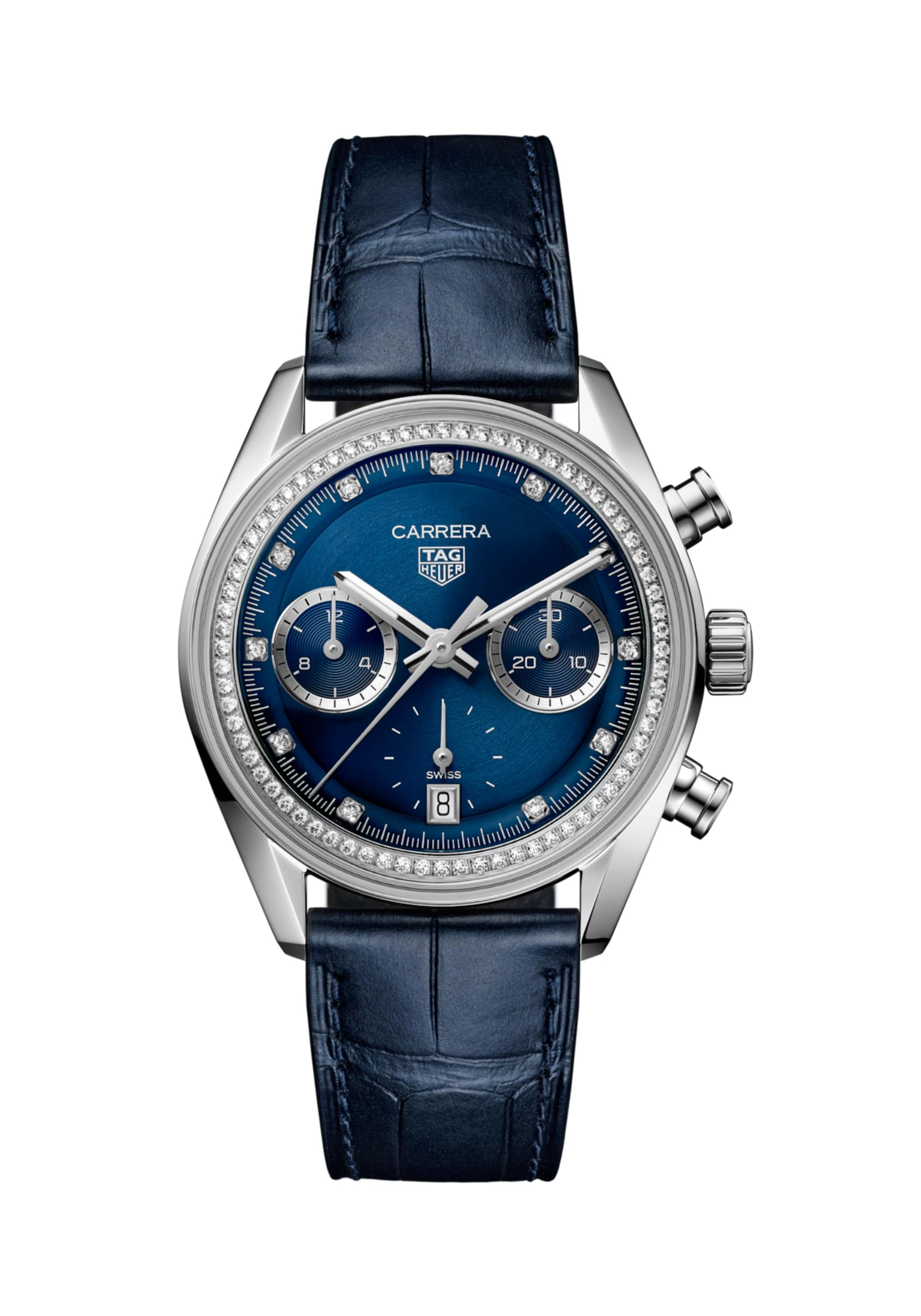 De TAG Heuer CBS2214.FC6567 behoort tot de Carrera collectie.

Referentienummer: CBS2214.FC6567

De blauwe, cirkelvormige, geborstelde wijzerplaat van de TAG Heuer Carrera CBS2214.FC6567 is een canvas voor 72 sprankelende diamanten op de flange en 11 chaton-gezette diamanten uur markeringen, die een visie van delicate elegantie creëren.

Gevat in een bezel-loze, fijn geborstelde en gepolijste stalen kast, omlijst het gewelfde saffierglas de complexe blauwe "azurage" tellers met een moderne twist. De textuur van de donkerblauwe alligatorleren band is even weelderig als het horloge innovatief is en biedt een tastbaar contrast met de koele glans van staal en diamant.

Uw TAG Heuer horloge is 24 maanden na aankoop beschermd onder fabricage garantie. De duur van de garantieperiode van 2 jaar kan worden verlengd naar 5 jaar. Om dit te doen, nodigen wij u uit om een account aan te maken of in te loggen op uw MyTAGHeuer online account en vervolgens uw horloge te registreren. U ontvangt dan een gratis garantieverlenging van 3 jaar.
