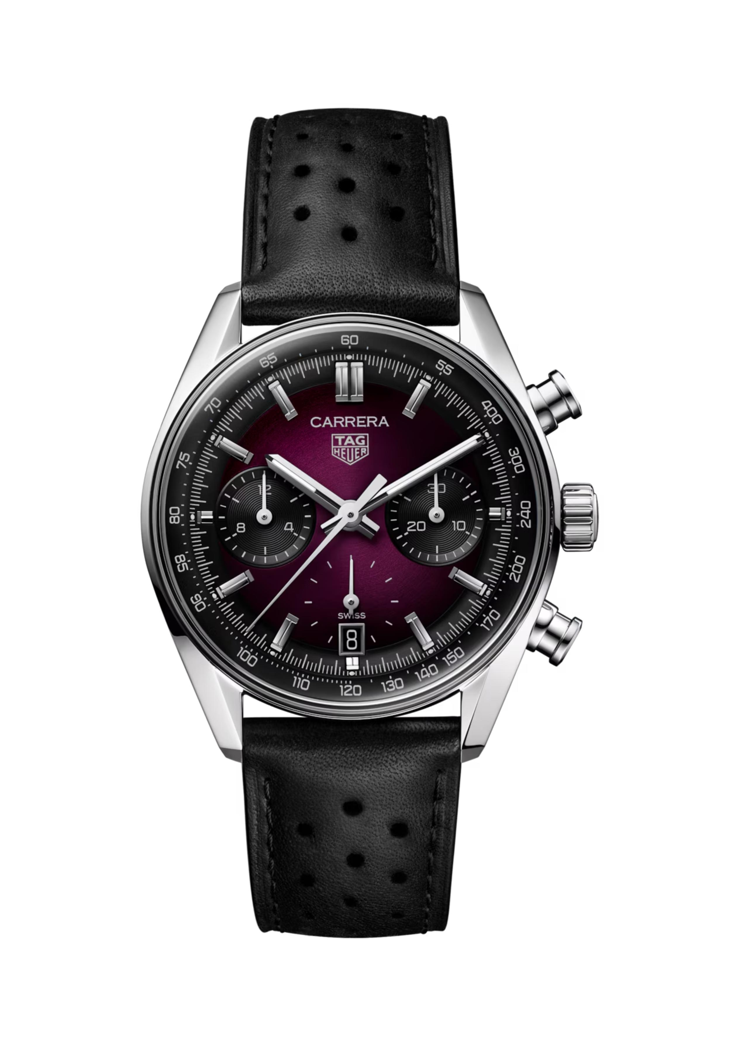 Dit Tag Heuer horloge behoort tot de Carrera collectie.
Referentienummer: CBS2219.FC6607

Til uw stijl naar een hoger niveau met de TAG Heuer Carrera Chronograph, waar geavanceerd design en levendige kleuren samenkomen. De smokey purple sunray-geborstelde wijzerplaat voegt diepte en verfijning toe. Contrasterende zwarte subdials tillen het opvallende ontwerp verder naar een hoger niveau.
De 39mm kast is gemaakt van fijn geborsteld en gepolijst roestvrij staal en herbergt het automatische Calibre TH20-00. Het bezel-vrije, kenmerkende glassbox-ontwerp zorgt voor duurzaamheid en behoudt tegelijkertijd een strakke, moderne look. De zwarte geperforeerde, paars gevoerde kalfsleren band vormt een aanvulling op de wijzerplaat. Het CAPSA zelfverwisselbare systeem biedt veelzijdigheid voor elke pols en verbetert de dagelijkse draagbaarheid.

Uw TAG Heuer horloge is 24 maanden na aankoop beschermd onder fabricage garantie. De duur van de garantieperiode van 2 jaar kan worden verlengd naar 5 jaar. Om dit te doen, nodigen wij u uit om een account aan te maken of in te loggen op uw MyTAGHeuer online account en vervolgens uw horloge te registreren. U ontvangt dan een gratis garantieverlenging van 3 jaar.